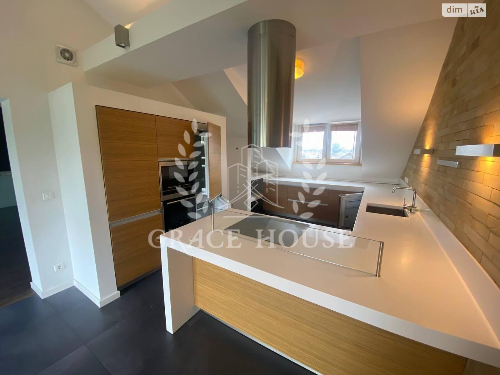 трехэтажный таунхаус без мебели, 300 кв. м, кирпич. Сдается помесячно в Киеве, в районе Соломенский фото 1