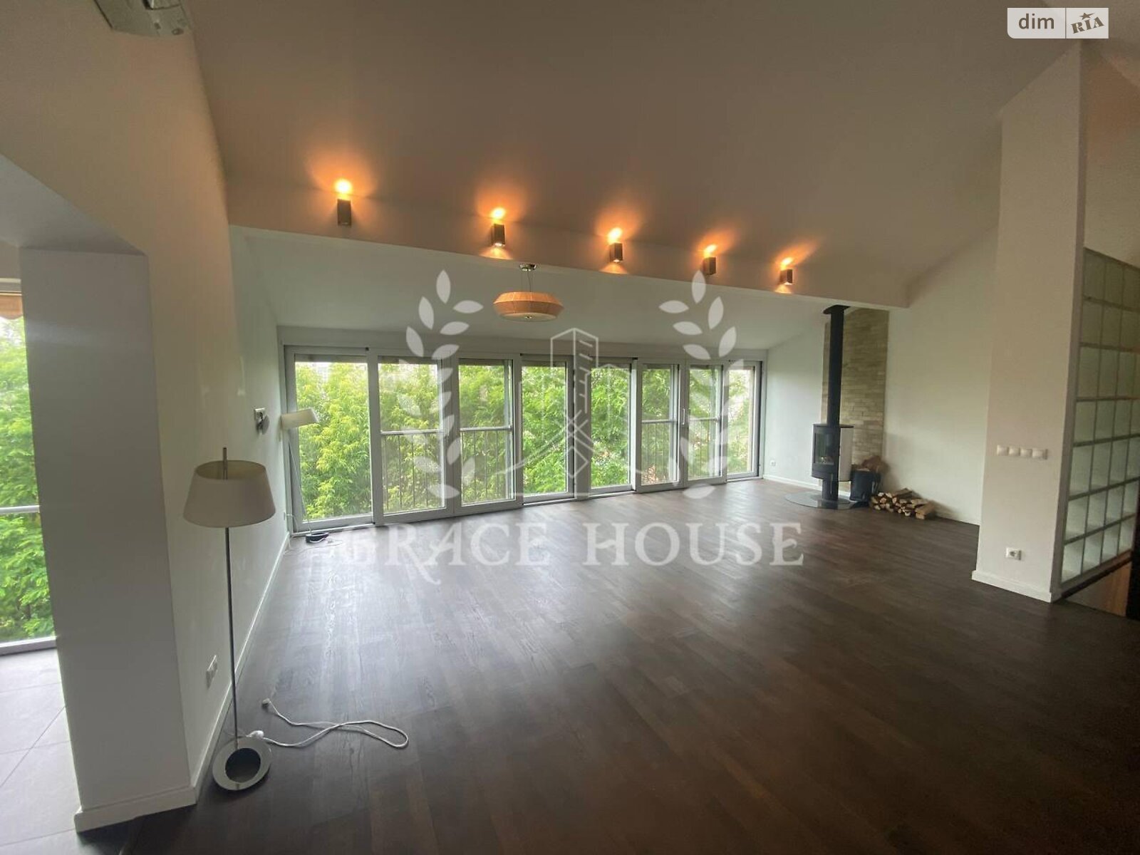 трехэтажный таунхаус без мебели, 300 кв. м, кирпич. Сдается помесячно в Киеве, в районе Соломенский фото 1