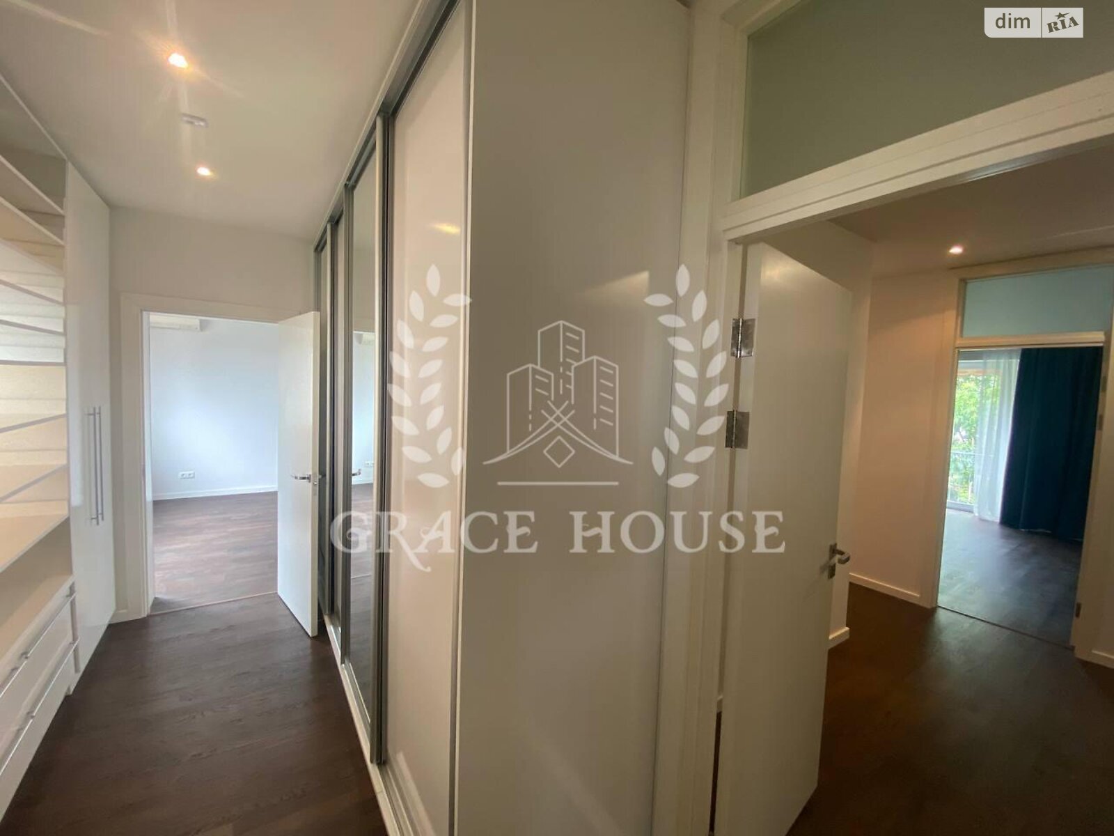 трехэтажный таунхаус без мебели, 300 кв. м, кирпич. Сдается помесячно в Киеве, в районе Соломенский фото 1