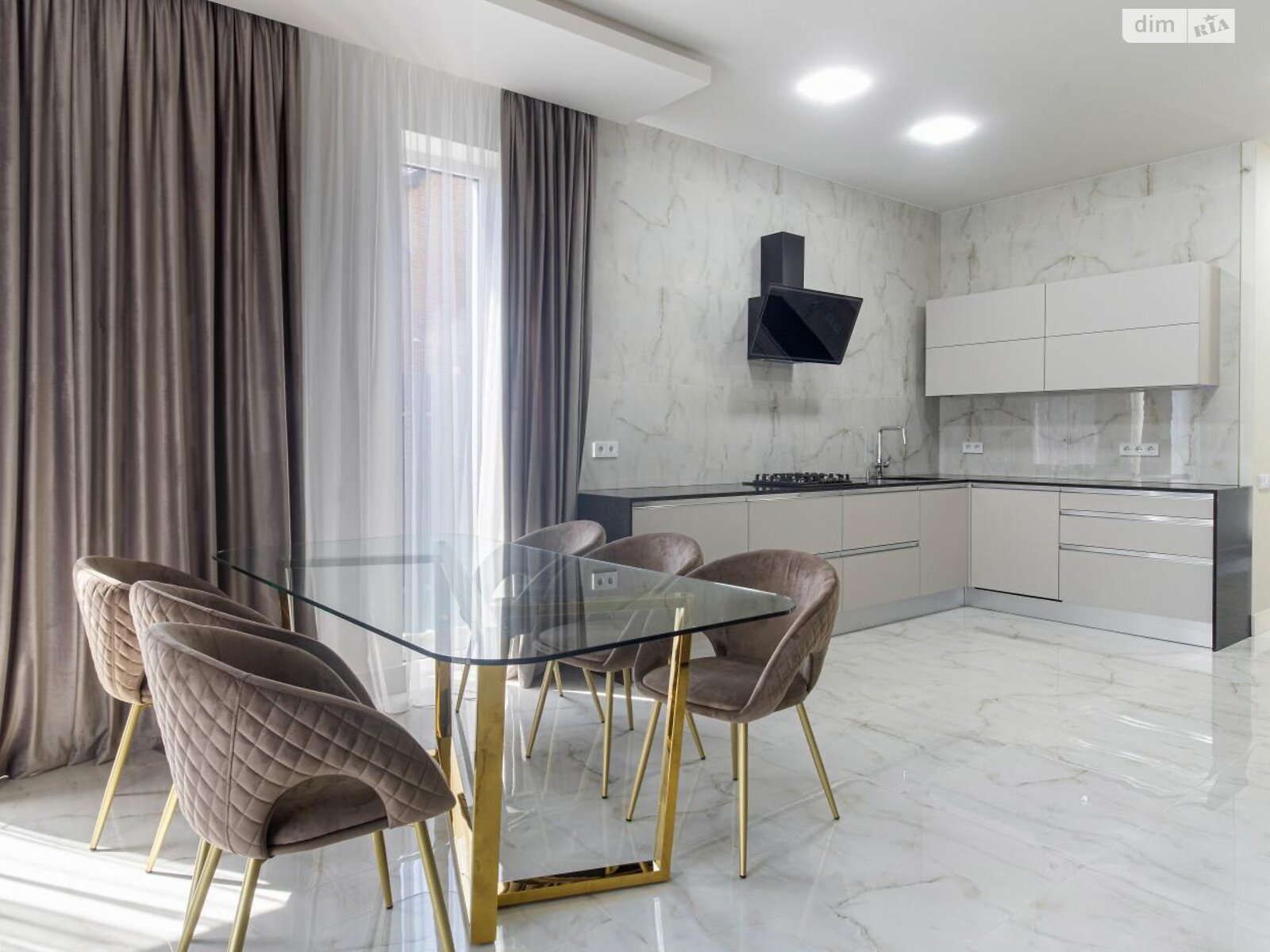 трехэтажный таунхаус, 180 кв. м, кирпич. Сдается помесячно в Львове, в районе Франковский фото 1 трехэтажный таунхаус, 180 кв. м, кирпич. Сдается помесячно в Львове, в районе Франковский фото 1