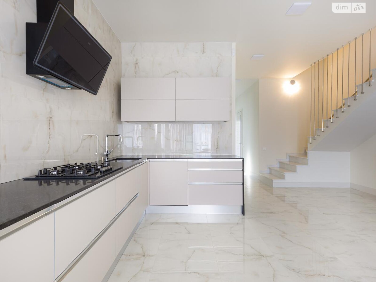 трехэтажный таунхаус, 180 кв. м, кирпич. Сдается помесячно в Львове, в районе Франковский фото 1 трехэтажный таунхаус, 180 кв. м, кирпич. Сдается помесячно в Львове, в районе Франковский фото 1