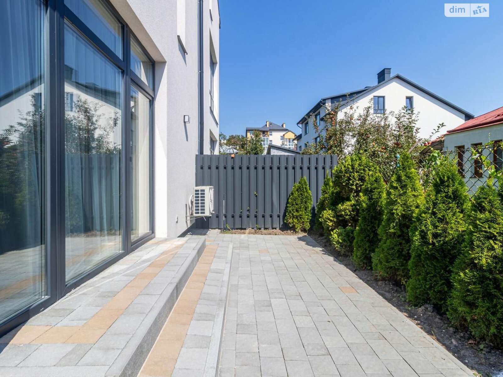 трехэтажный таунхаус, 180 кв. м, кирпич. Сдается помесячно в Львове, в районе Франковский фото 1 трехэтажный таунхаус, 180 кв. м, кирпич. Сдается помесячно в Львове, в районе Франковский фото 1