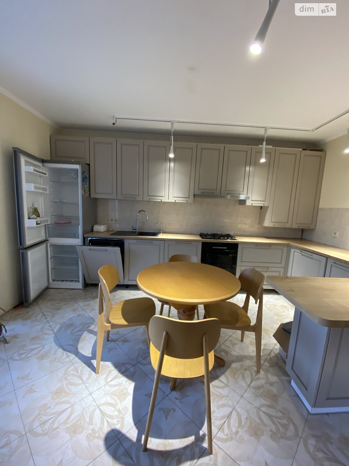 двоповерховий таунхаус, 130 кв. м, кирпич. Здається помісячно в Рудному, в районі Залізничний фото 1 двопроверховий таунхаус, 130 кв. м, кирпич. Здається помісячно в Рудному, в районі Залізничний фото 1