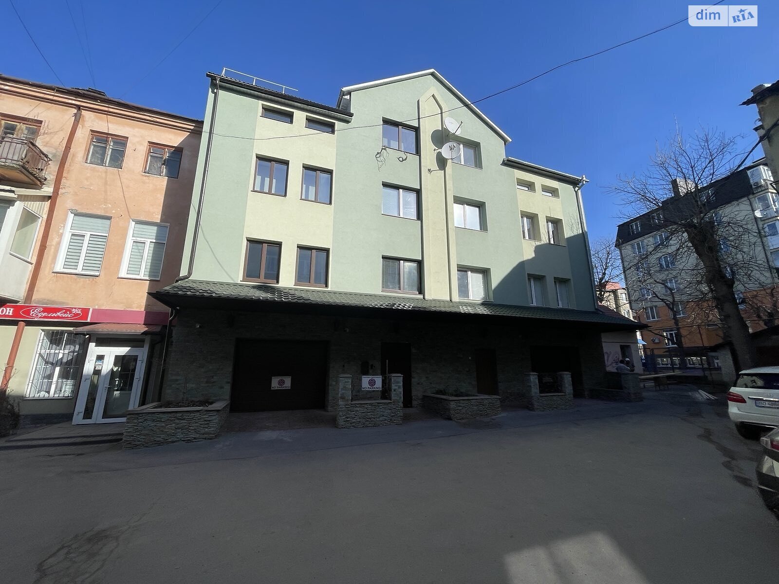 четырехэтажный таунхаус, 260 кв. м, кирпич. Сдается помесячно в Тернополе, в районе Центр фото 1 четырехэтажный таунхаус, 260 кв. м, кирпич. Сдается помесячно в Тернополе, в районе Центр фото 1