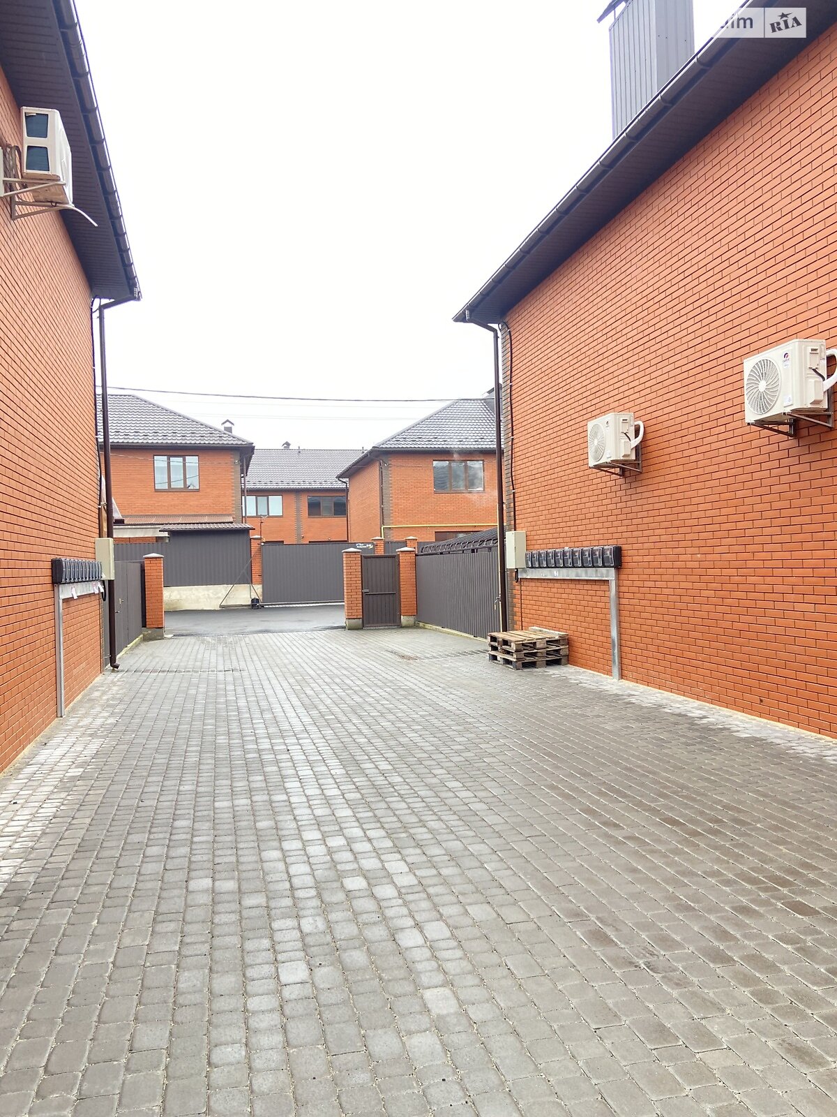 двоповерховий таунхаус, 135 кв. м, кирпич. Здається помісячно в Зарванцях фото 1