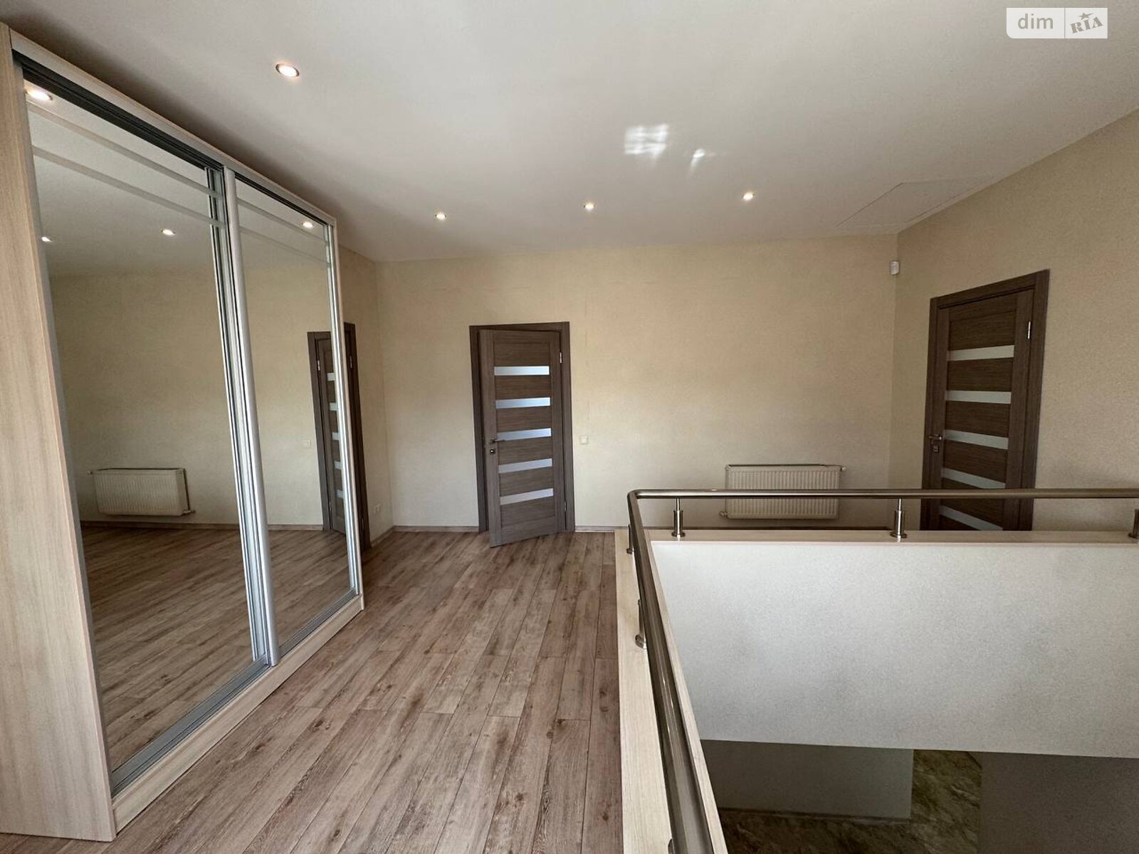 двухэтажный дом с гаражом, 223.3 кв. м, кирпич. Продажа в Александрии фото 1