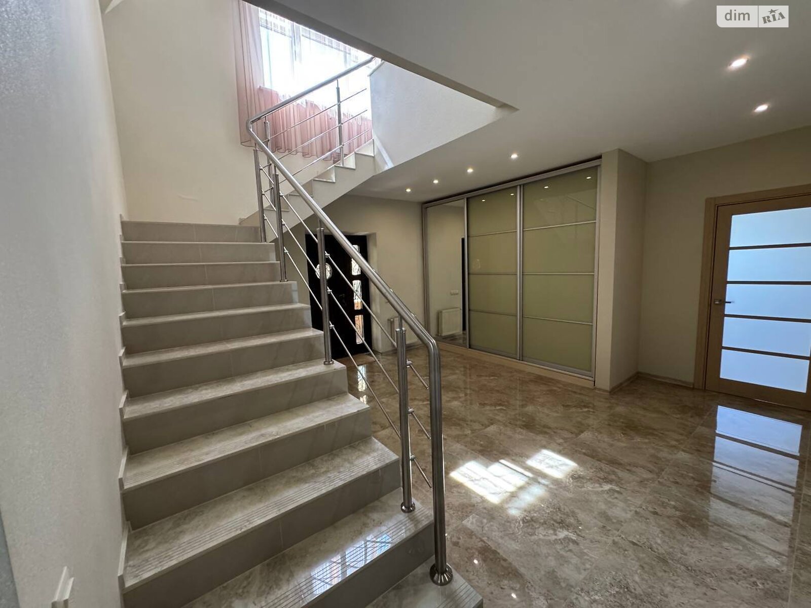 двухэтажный дом с гаражом, 223.3 кв. м, кирпич. Продажа в Александрии фото 1