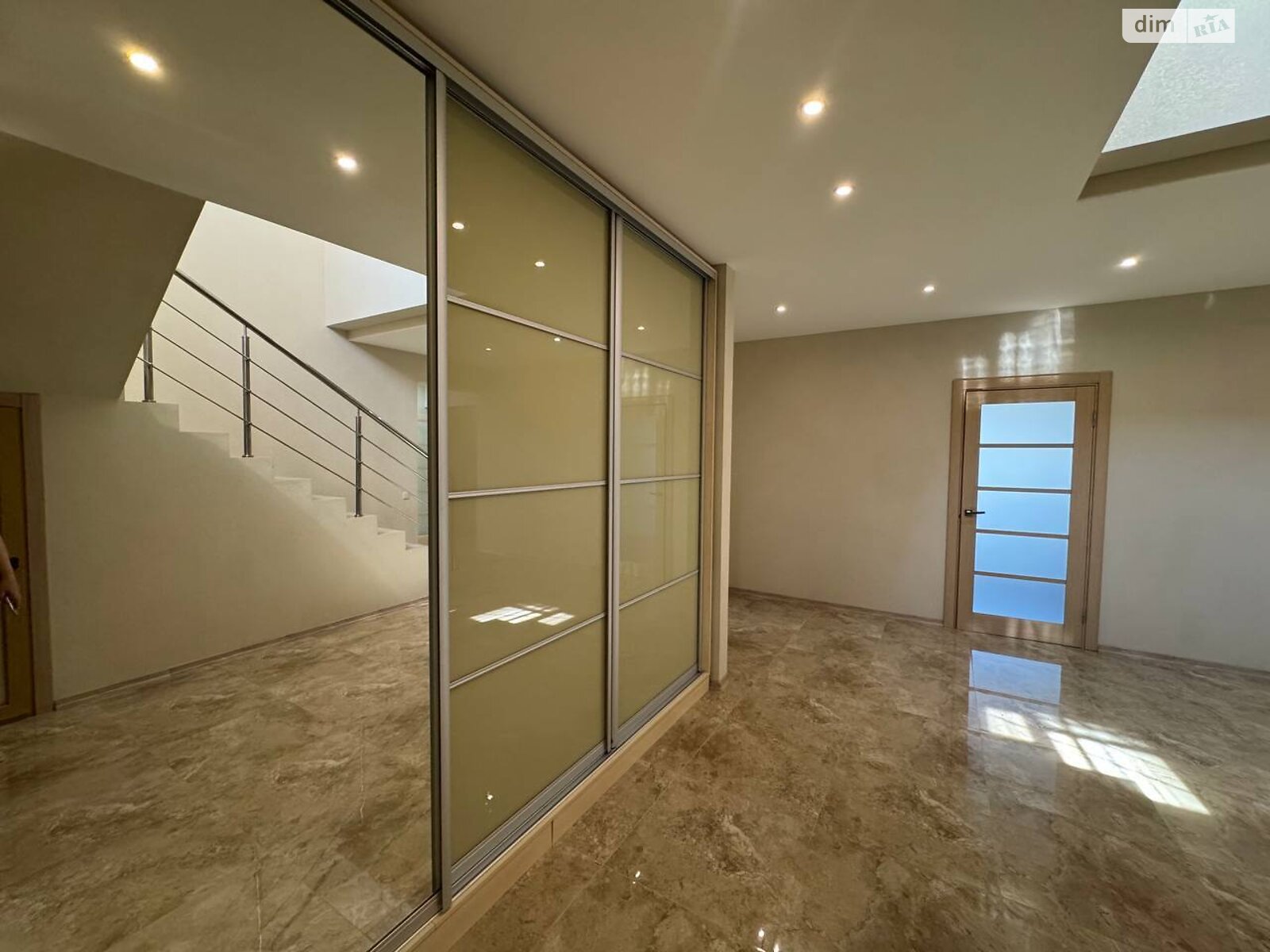 двухэтажный дом с гаражом, 223.3 кв. м, кирпич. Продажа в Александрии фото 1