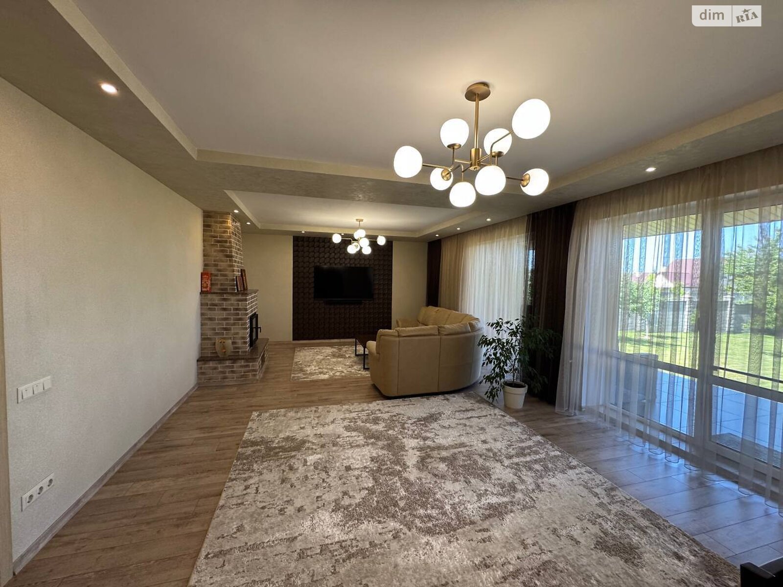 двухэтажный дом с гаражом, 223.3 кв. м, кирпич. Продажа в Александрии фото 1