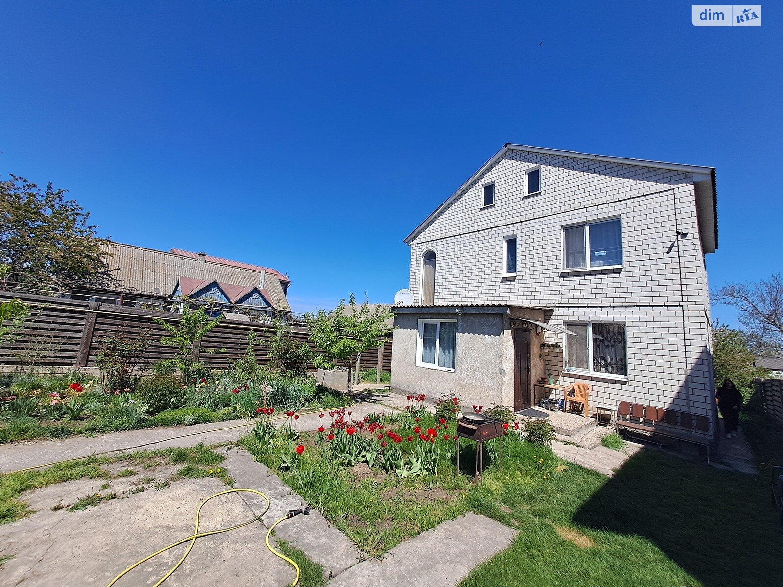 двухэтажный дом с балконом, 105 кв. м, кирпич. Продажа в Александровке фото 1