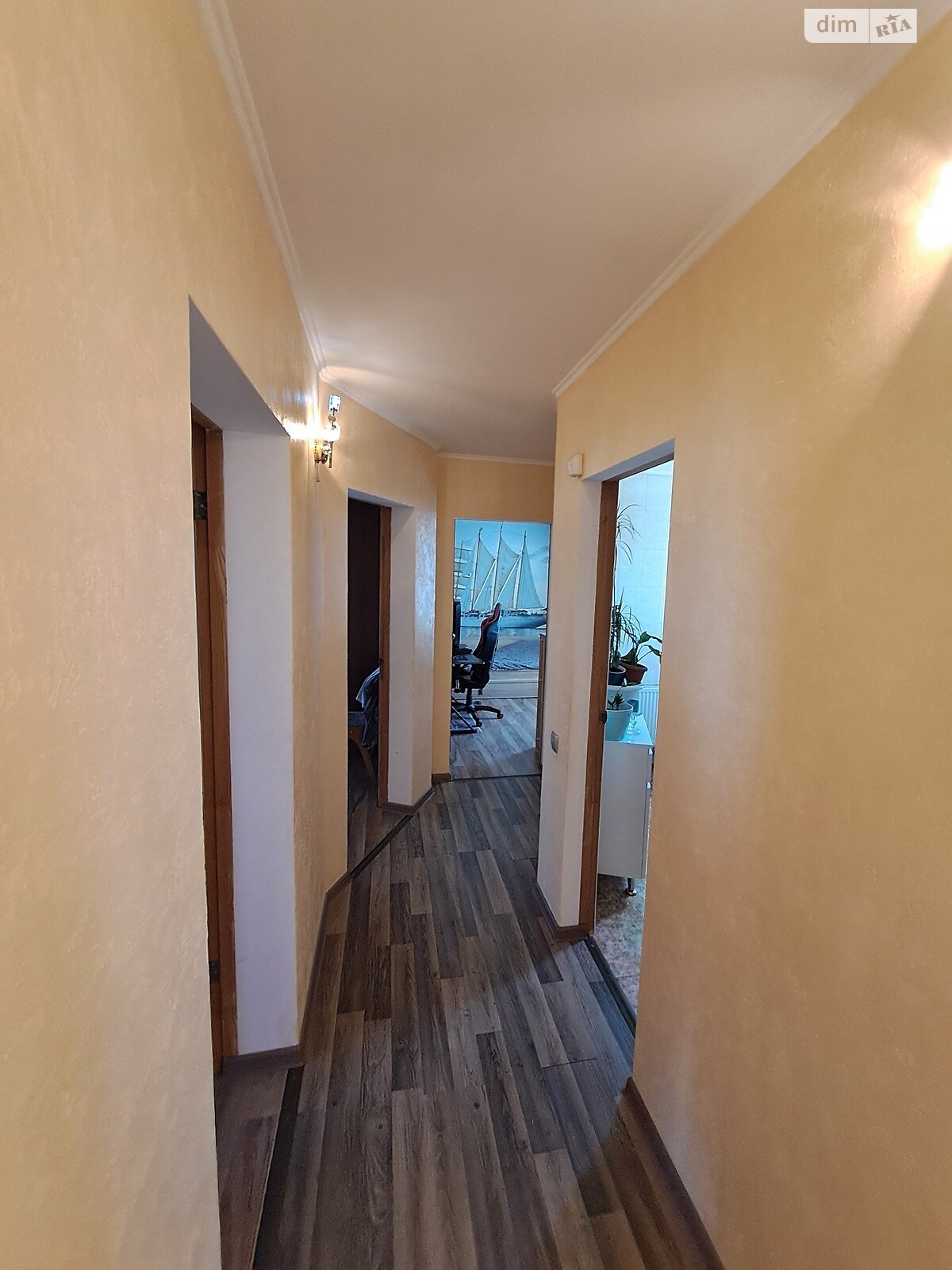 двухэтажный дом с балконом, 105 кв. м, кирпич. Продажа в Александровке фото 1