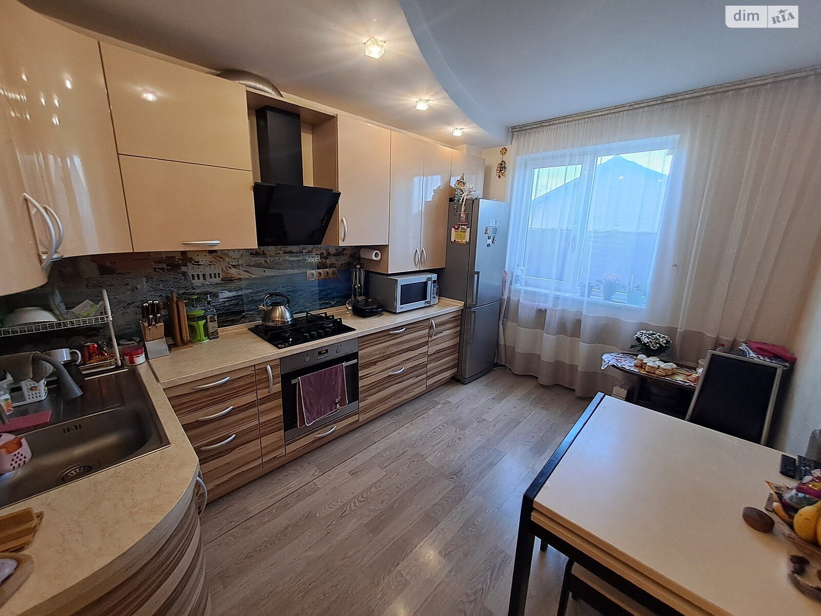 двухэтажный дом с балконом, 105 кв. м, кирпич. Продажа в Александровке фото 1