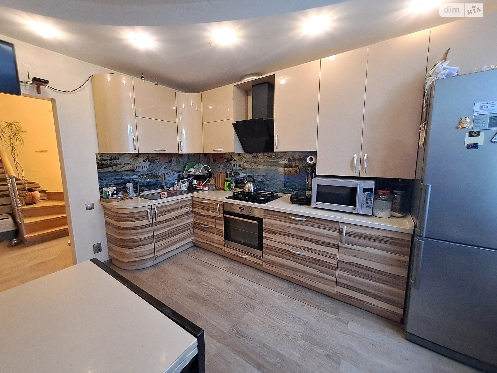 двухэтажный дом с балконом, 105 кв. м, кирпич. Продажа в Александровке фото 1