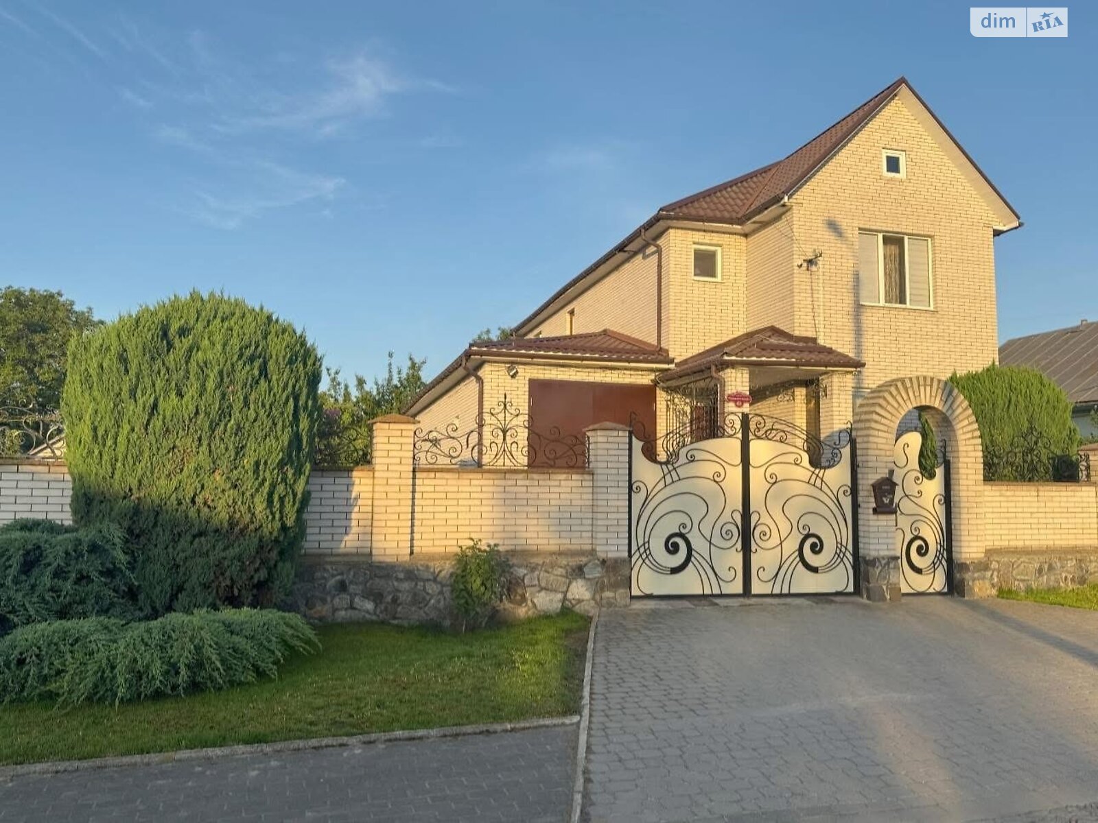 двоповерховий будинок з гаражем, 130 кв. м, цегла. Продаж у Барі фото 1 двоповерховий будинок з гаражем, 130 кв. м, цегла. Продаж у Барі фото 1