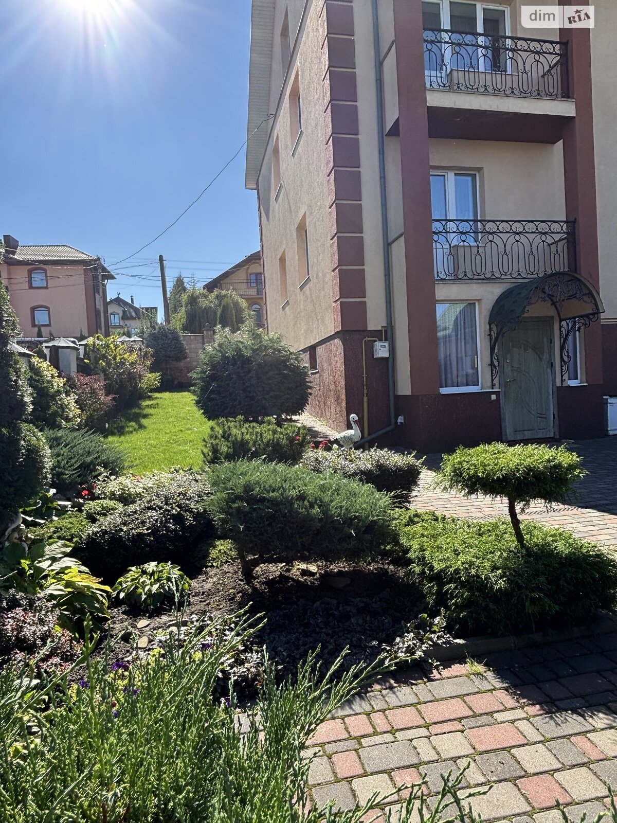 трехэтажный дом с гаражом, 267.8 кв. м, кирпич. Продажа в Белой Кринице фото 1 трехэтажный дом с гаражом, 267.8 кв. м, кирпич. Продажа в Белой Кринице фото 1