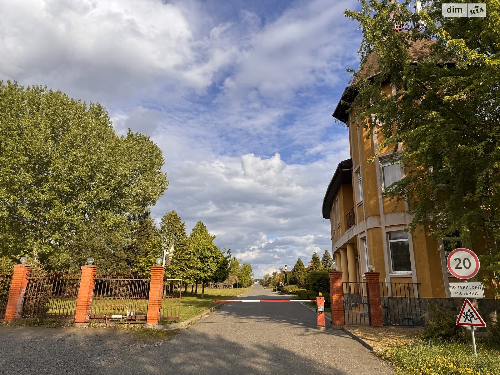 двухэтажный дом с верандой, 490 кв. м, кирпич. Продажа в Белогородке фото 1 двухэтажный дом с верандой, 490 кв. м, кирпич. Продажа в Белогородке фото 1