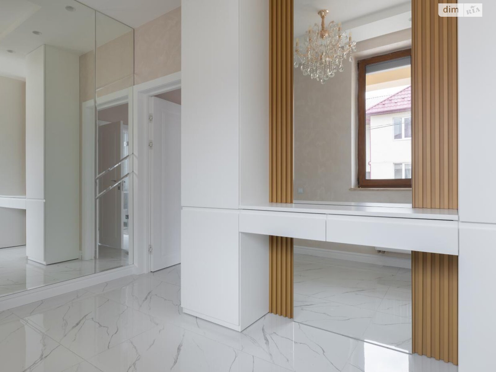 трехэтажный дом с балконом, 320 кв. м, кирпич. Продажа в Белогородке фото 1 трехэтажный дом с балконом, 320 кв. м, кирпич. Продажа в Белогородке фото 1