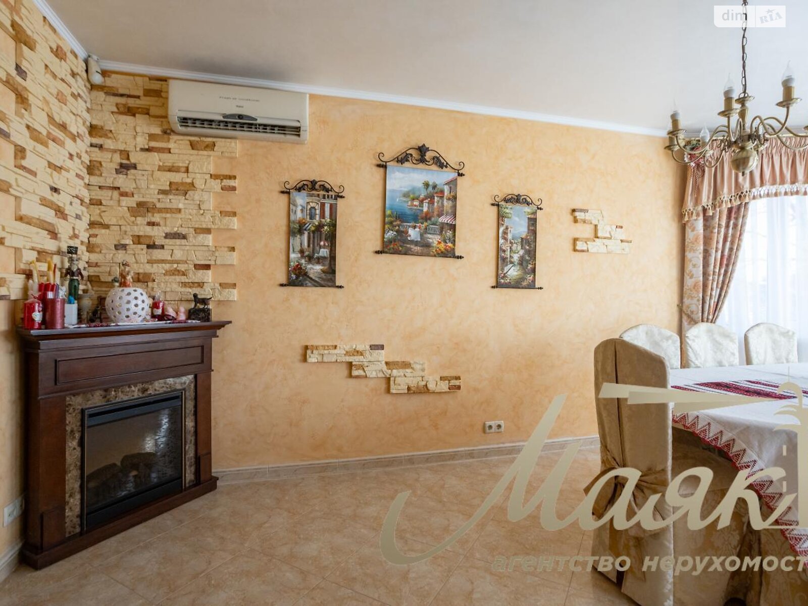 триповерховий будинок з гаражем, 250 кв. м, цегла. Продаж у Березівці фото 1 триповерховий будинок з гаражем, 250 кв. м, цегла. Продаж у Березівці фото 1