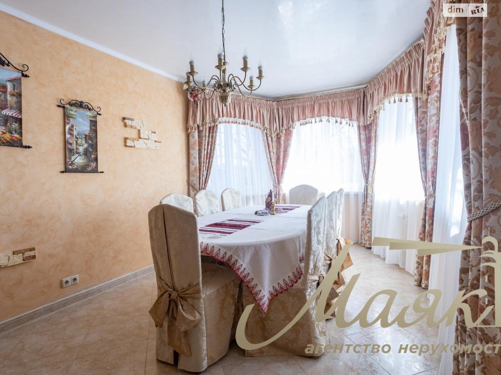 триповерховий будинок з гаражем, 250 кв. м, цегла. Продаж у Березівці фото 1 триповерховий будинок з гаражем, 250 кв. м, цегла. Продаж у Березівці фото 1