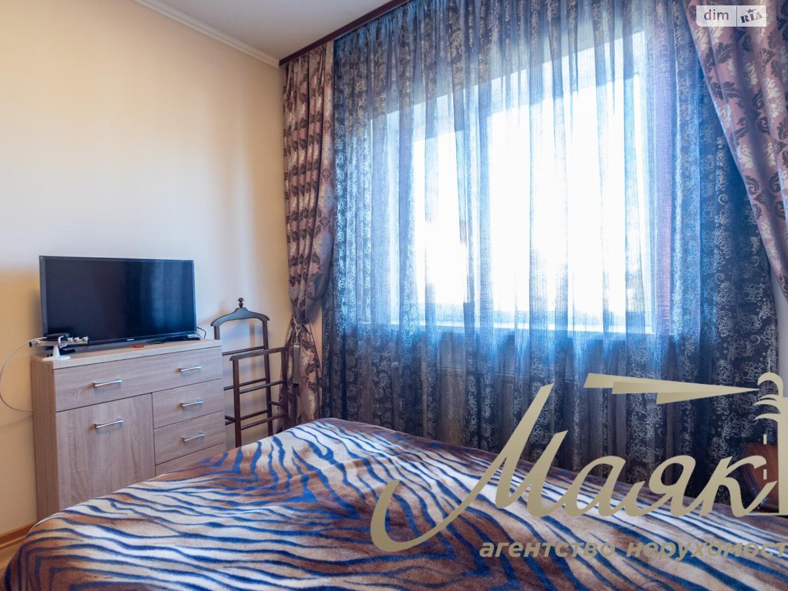 триповерховий будинок з гаражем, 250 кв. м, цегла. Продаж у Березівці фото 1 триповерховий будинок з гаражем, 250 кв. м, цегла. Продаж у Березівці фото 1