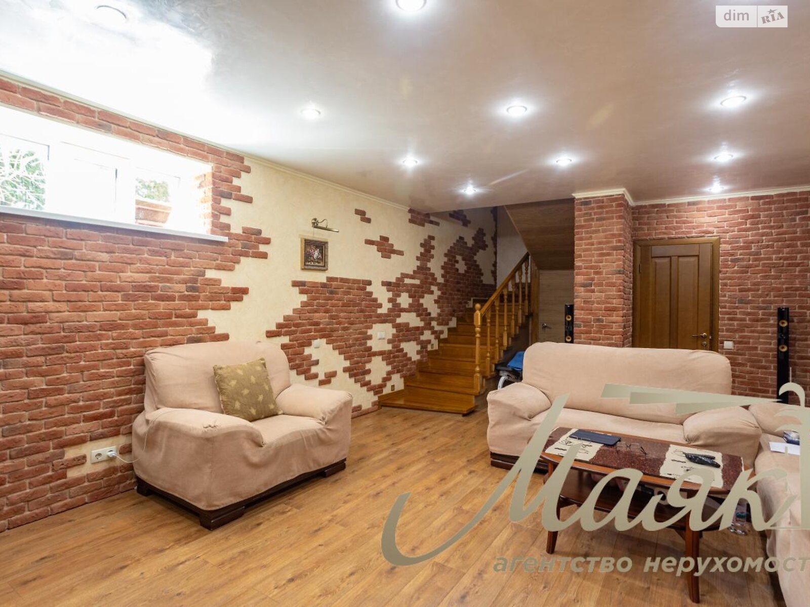 триповерховий будинок з гаражем, 250 кв. м, цегла. Продаж у Березівці фото 1 триповерховий будинок з гаражем, 250 кв. м, цегла. Продаж у Березівці фото 1