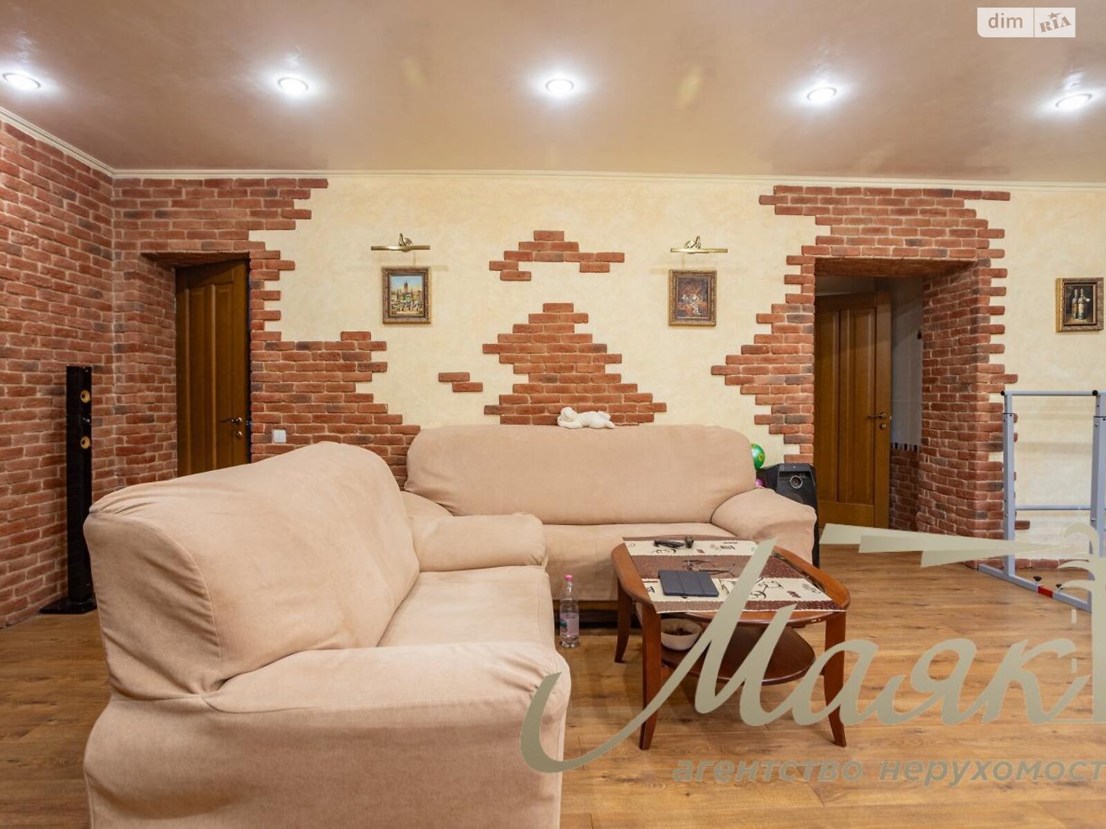 триповерховий будинок з гаражем, 250 кв. м, цегла. Продаж у Березівці фото 1 триповерховий будинок з гаражем, 250 кв. м, цегла. Продаж у Березівці фото 1