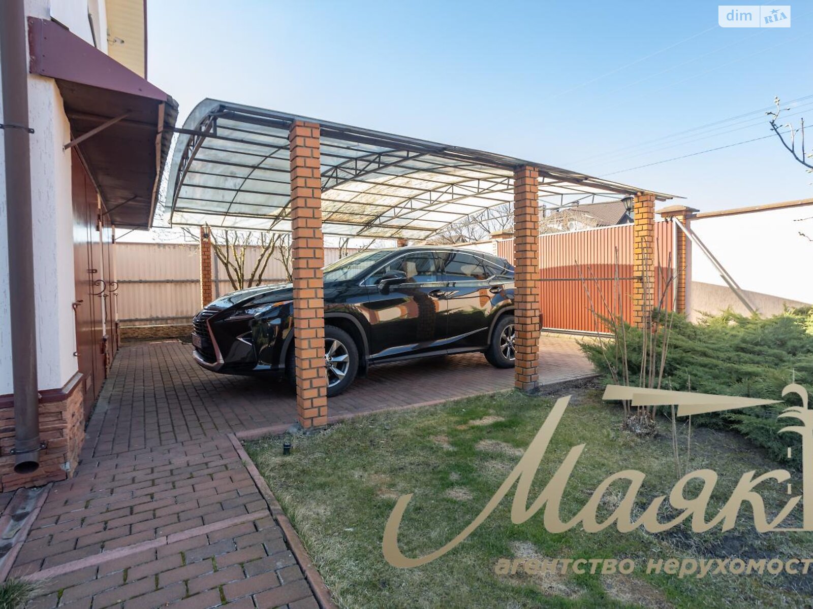 триповерховий будинок з гаражем, 250 кв. м, цегла. Продаж у Березівці фото 1 триповерховий будинок з гаражем, 250 кв. м, цегла. Продаж у Березівці фото 1