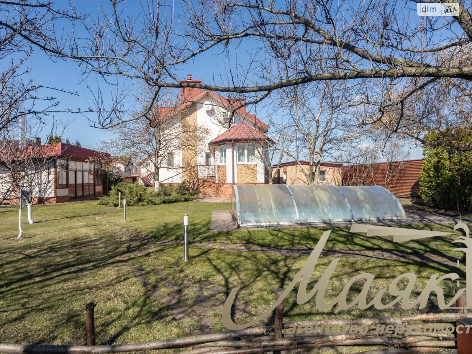 триповерховий будинок з гаражем, 250 кв. м, цегла. Продаж у Березівці фото 1 триповерховий будинок з гаражем, 250 кв. м, цегла. Продаж у Березівці фото 1