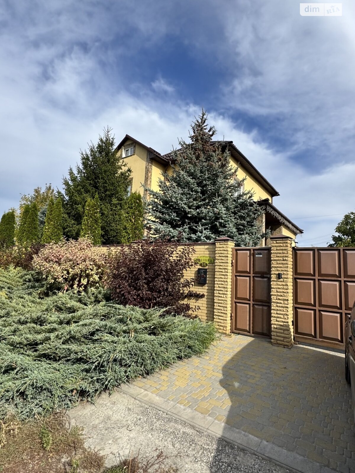 триповерховий будинок з опаленням, 295.5 кв. м, цегла. Продаж у Безлюдівці фото 1 триповерховий будинок з опаленням, 295.5 кв. м, цегла. Продаж у Безлюдівці фото 1