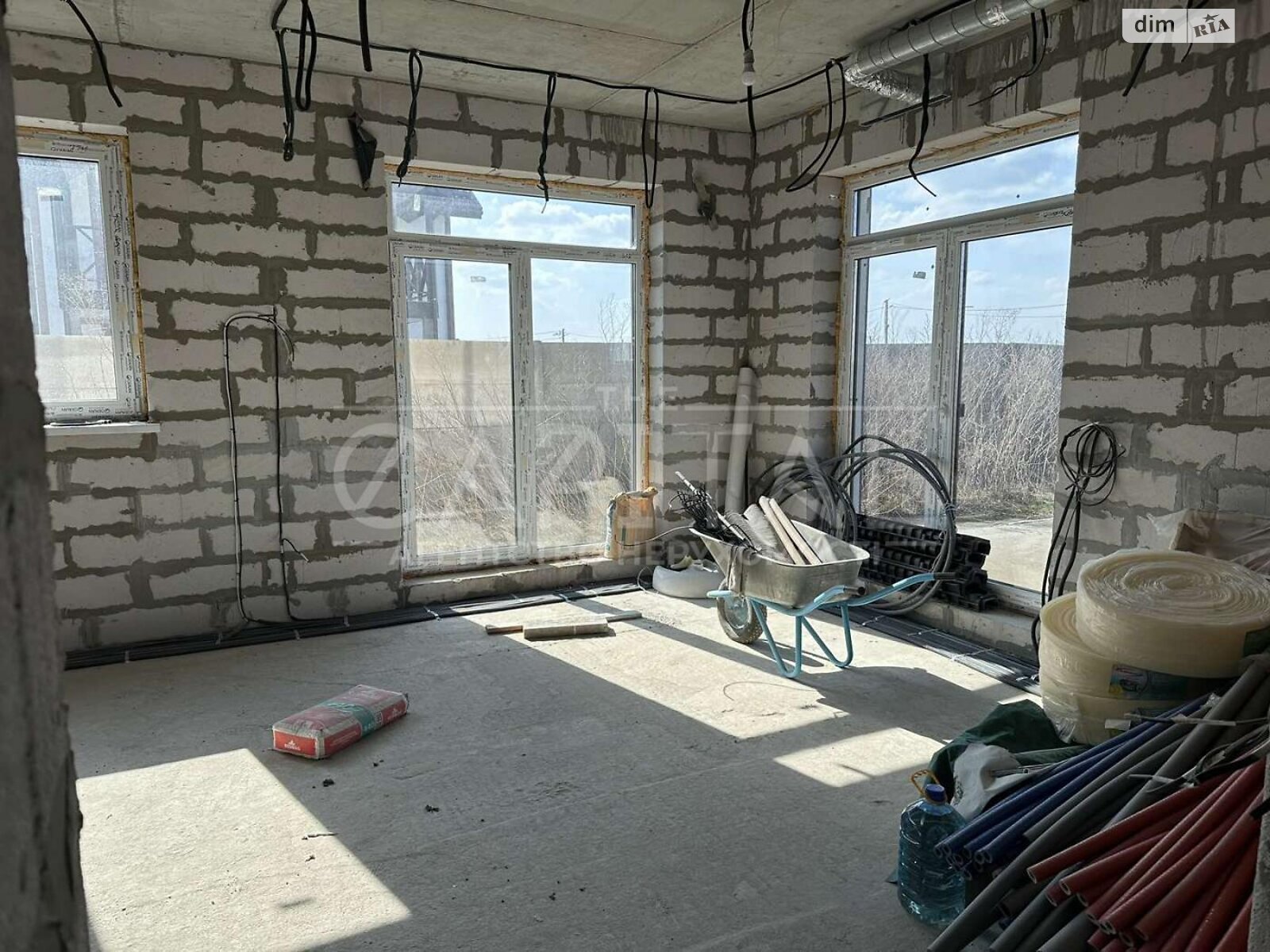 двухэтажный дом с отоплением, 140 кв. м, газобетон. Продажа в Безугловке фото 1