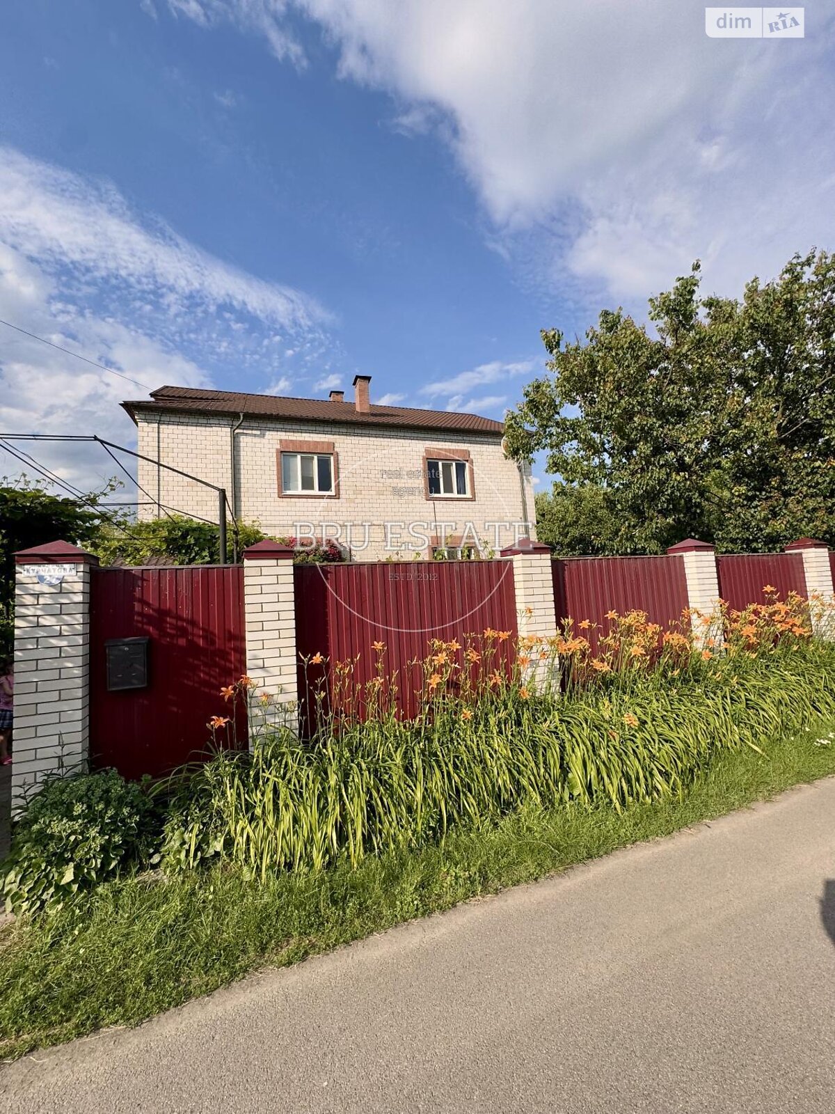 двухэтажный дом с гаражом, 216.7 кв. м, кирпич. Продажа в Безугловке фото 1