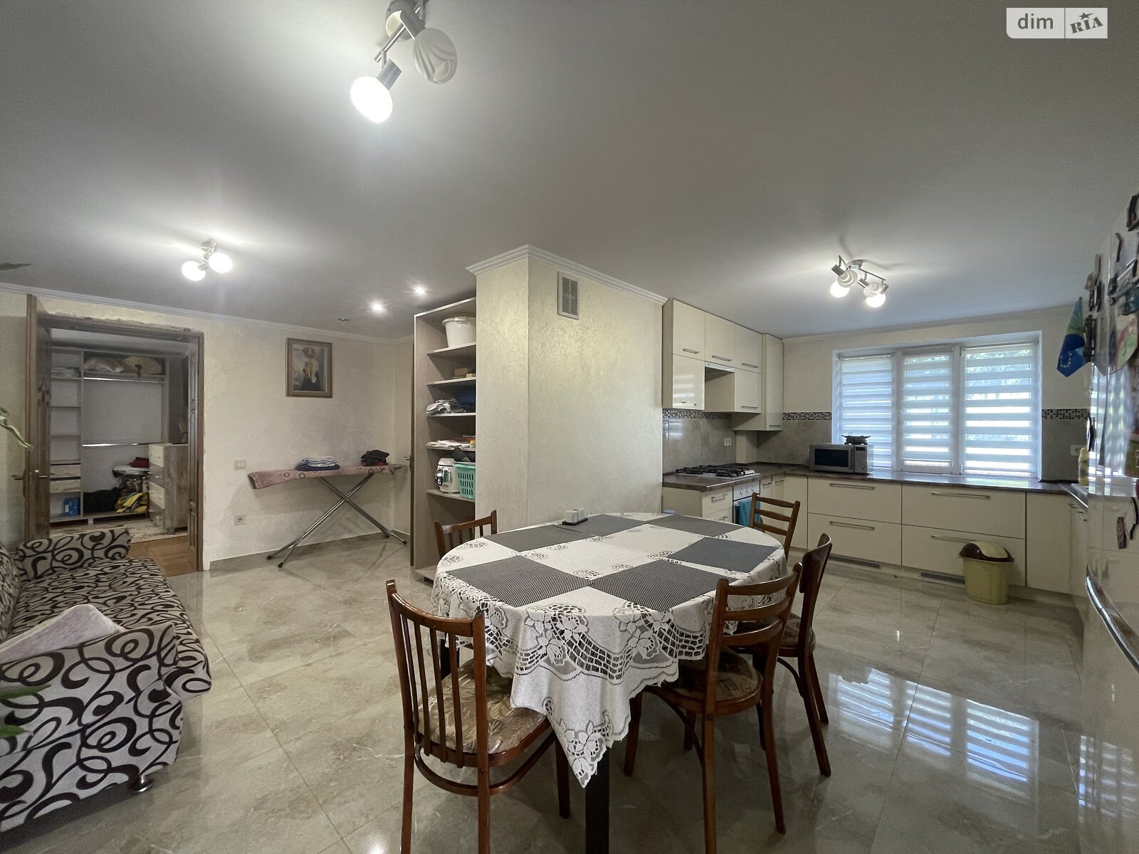 двухэтажный дом с гаражом, 199 кв. м, кирпич. Продажа в Биле фото 1