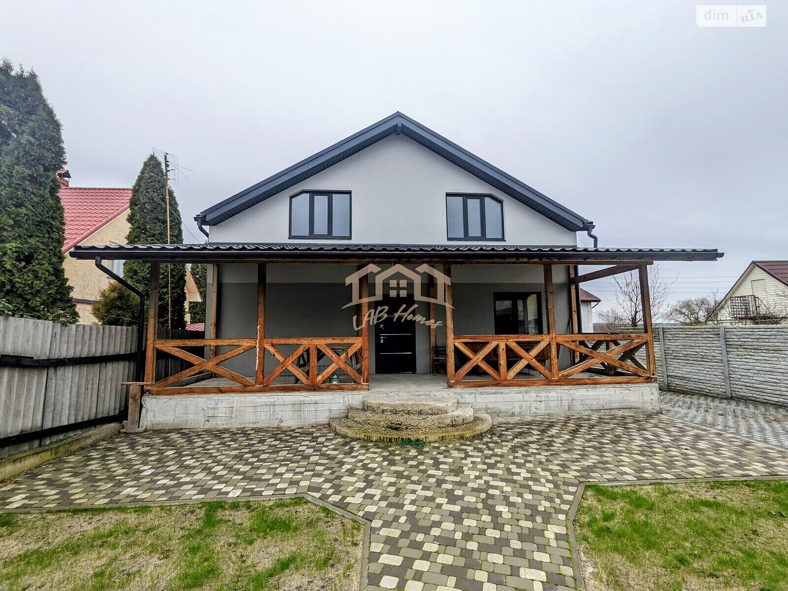 трехэтажный дом с верандой, 205 кв. м, кирпич. Продажа в Бобрице фото 1