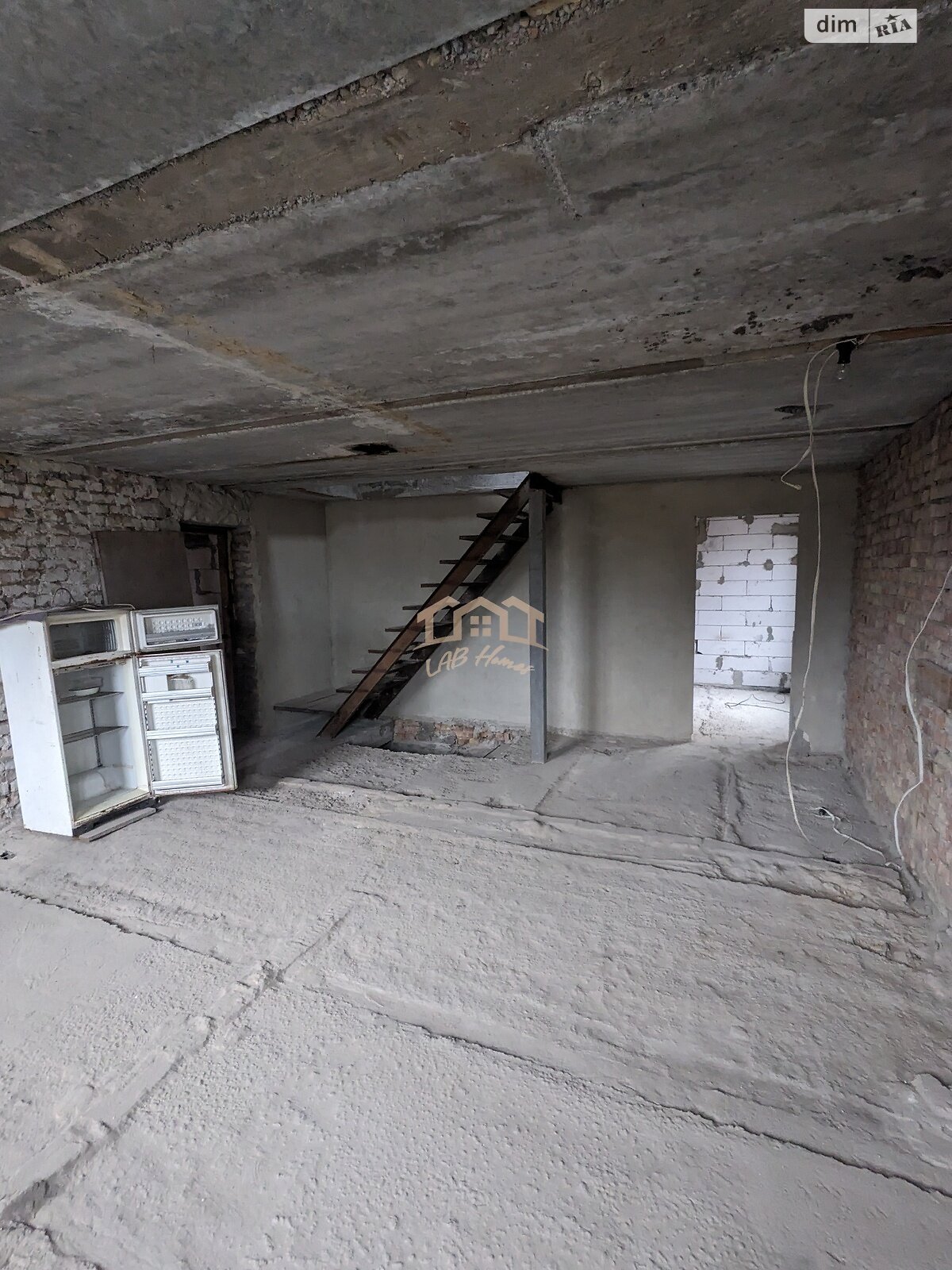 трехэтажный дом с верандой, 205 кв. м, кирпич. Продажа в Бобрице фото 1