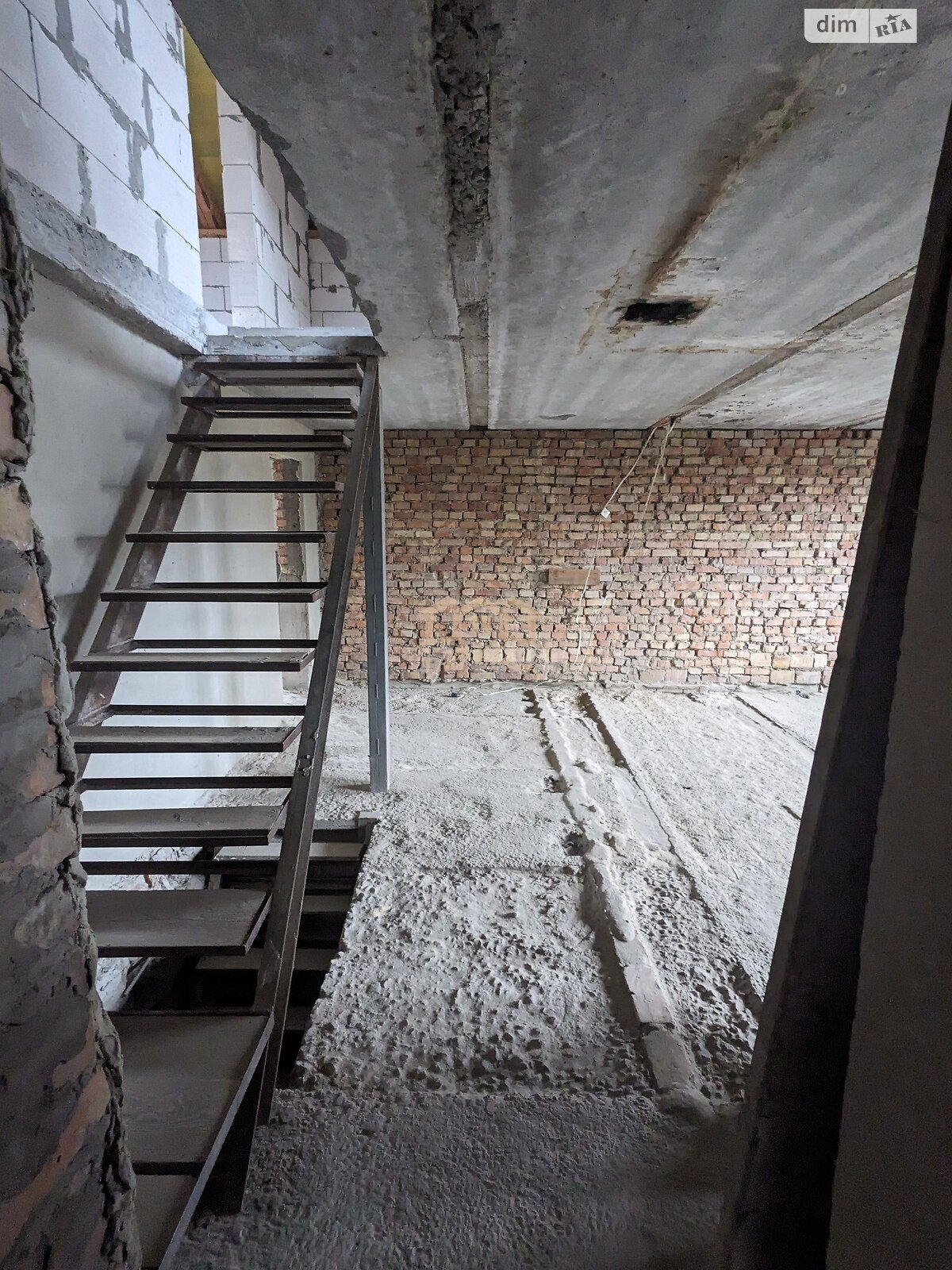 трехэтажный дом с верандой, 205 кв. м, кирпич. Продажа в Бобрице фото 1