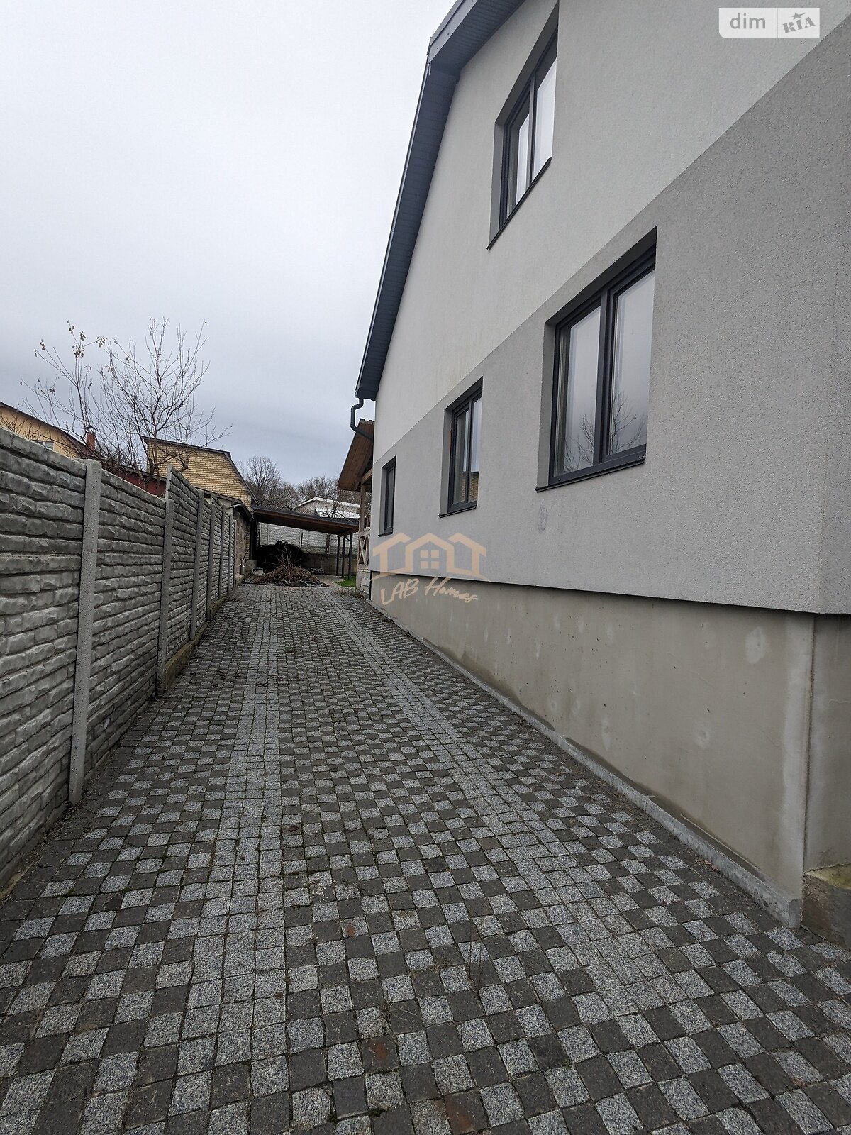 трехэтажный дом с верандой, 205 кв. м, кирпич. Продажа в Бобрице фото 1