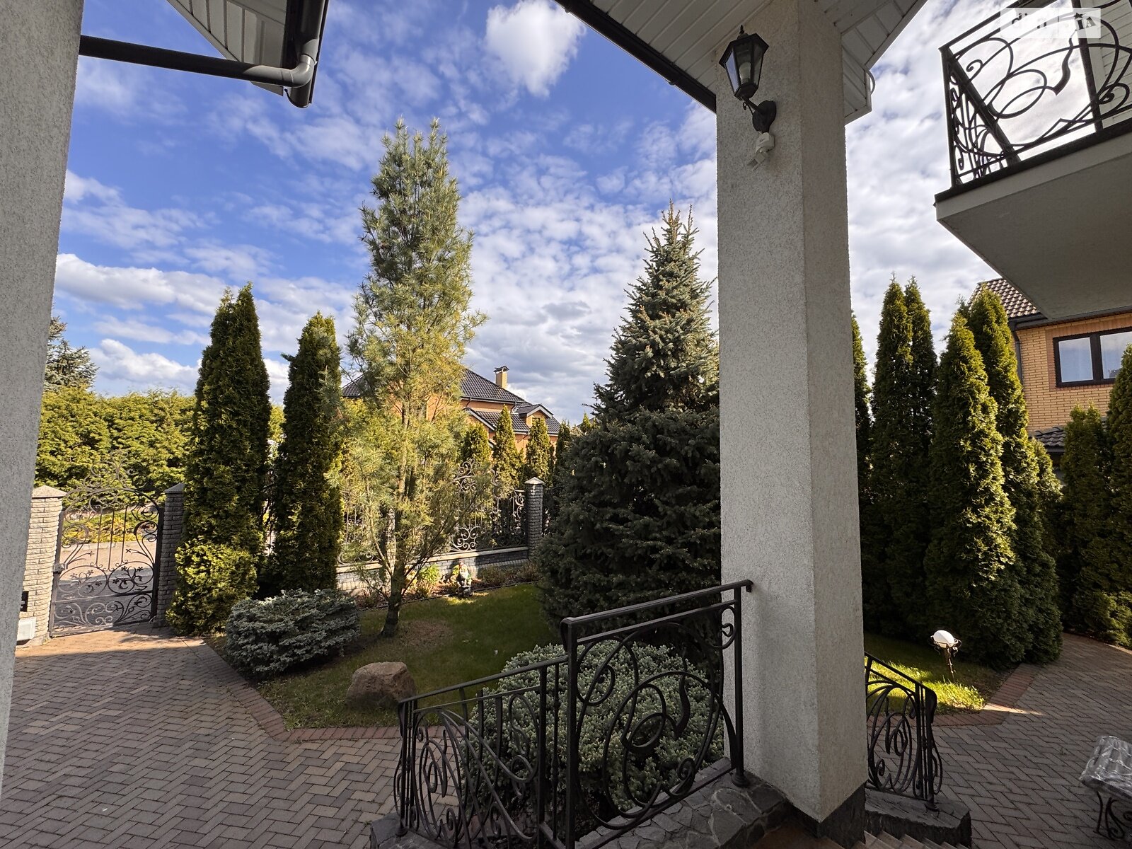 двухэтажный дом с гаражом, 490 кв. м, кирпич. Продажа в Бобрице фото 1 двухэтажный дом с гаражом, 490 кв. м, кирпич. Продажа в Бобрице фото 1