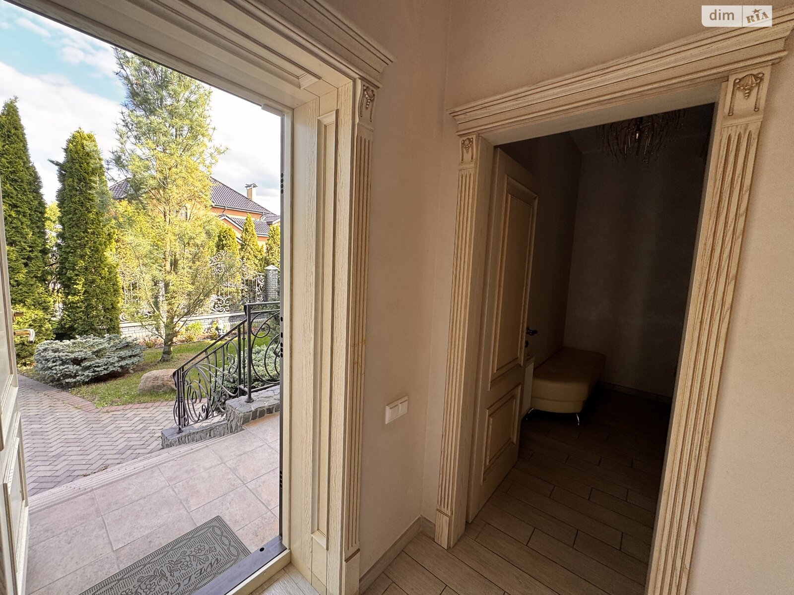 двухэтажный дом с гаражом, 490 кв. м, кирпич. Продажа в Бобрице фото 1 двухэтажный дом с гаражом, 490 кв. м, кирпич. Продажа в Бобрице фото 1