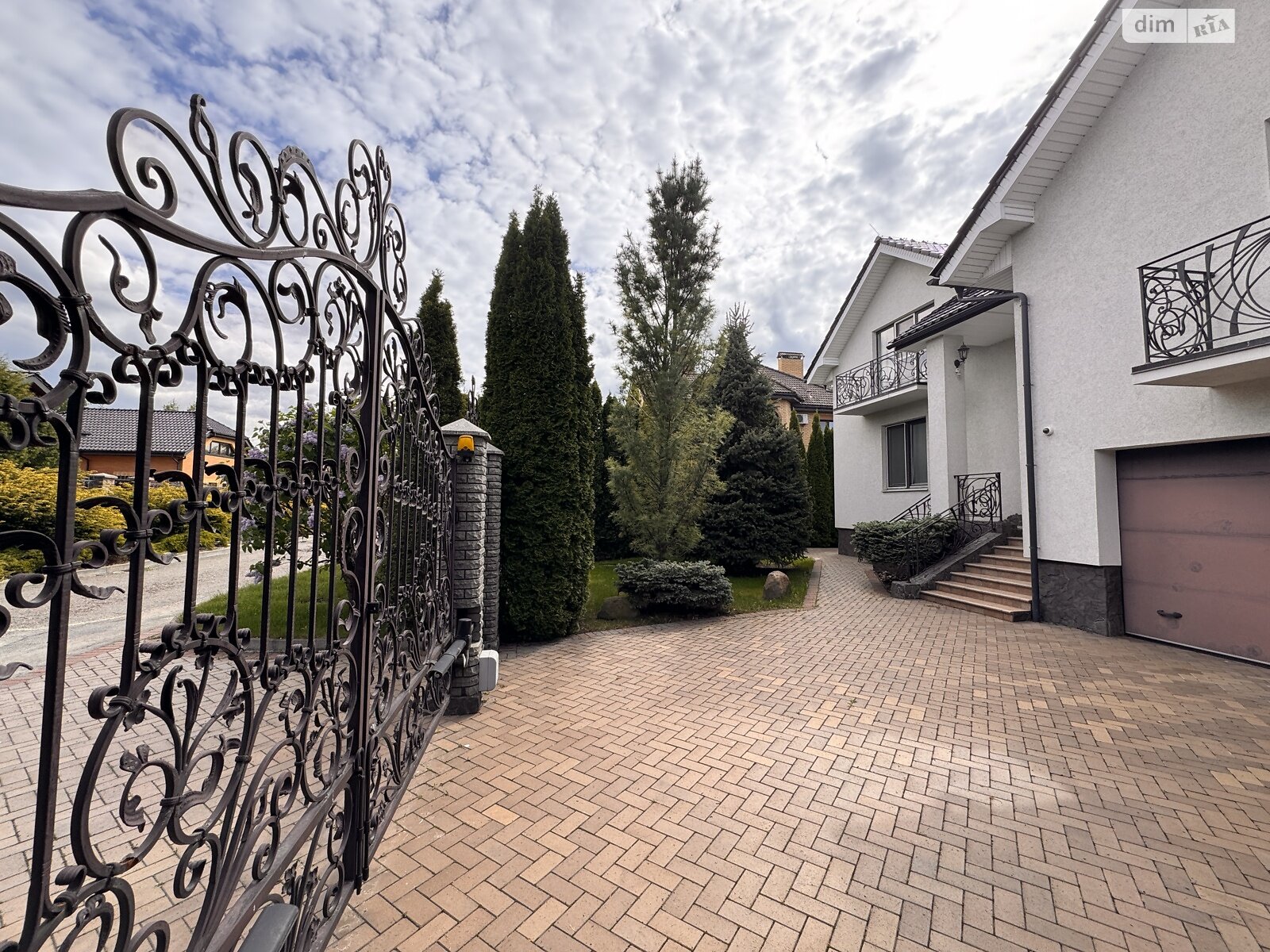 двухэтажный дом с гаражом, 490 кв. м, кирпич. Продажа в Бобрице фото 1 двухэтажный дом с гаражом, 490 кв. м, кирпич. Продажа в Бобрице фото 1