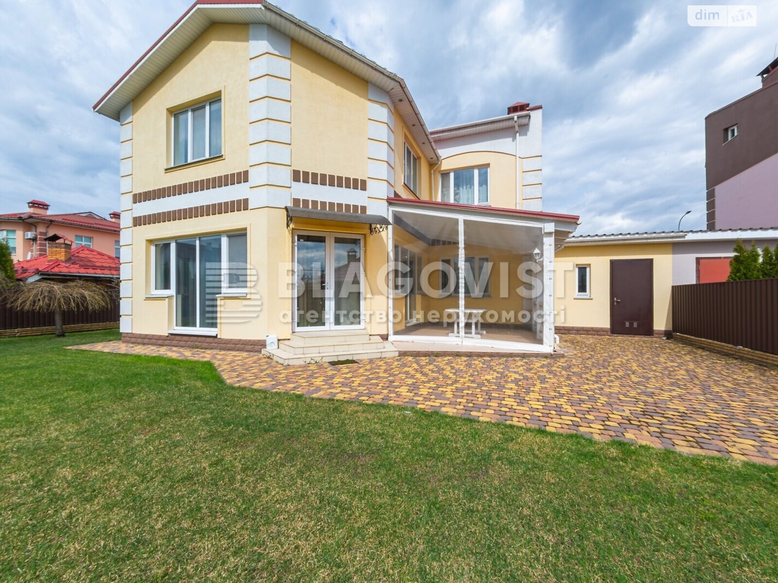 двухэтажный дом с гаражом, 240 кв. м, кирпич. Продажа в Богдановке фото 1