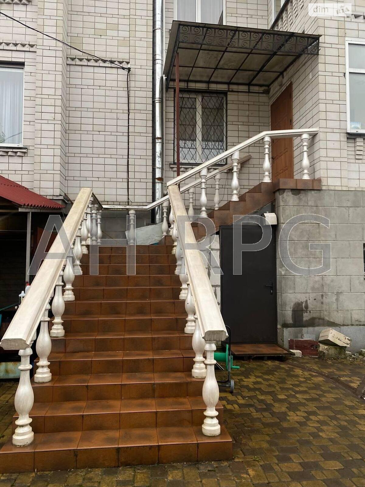 трехэтажный дом с гаражом, 360 кв. м, кирпич. Продажа в Богдановке фото 1