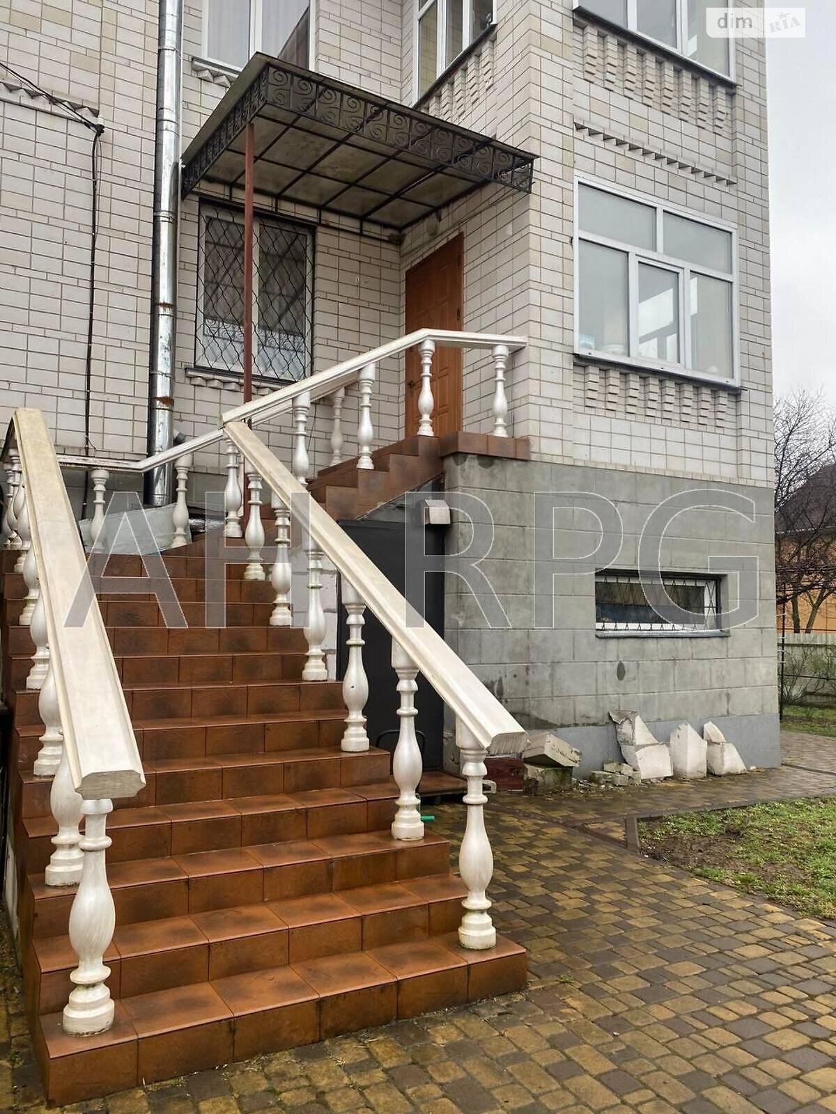 трехэтажный дом с гаражом, 360 кв. м, кирпич. Продажа в Богдановке фото 1