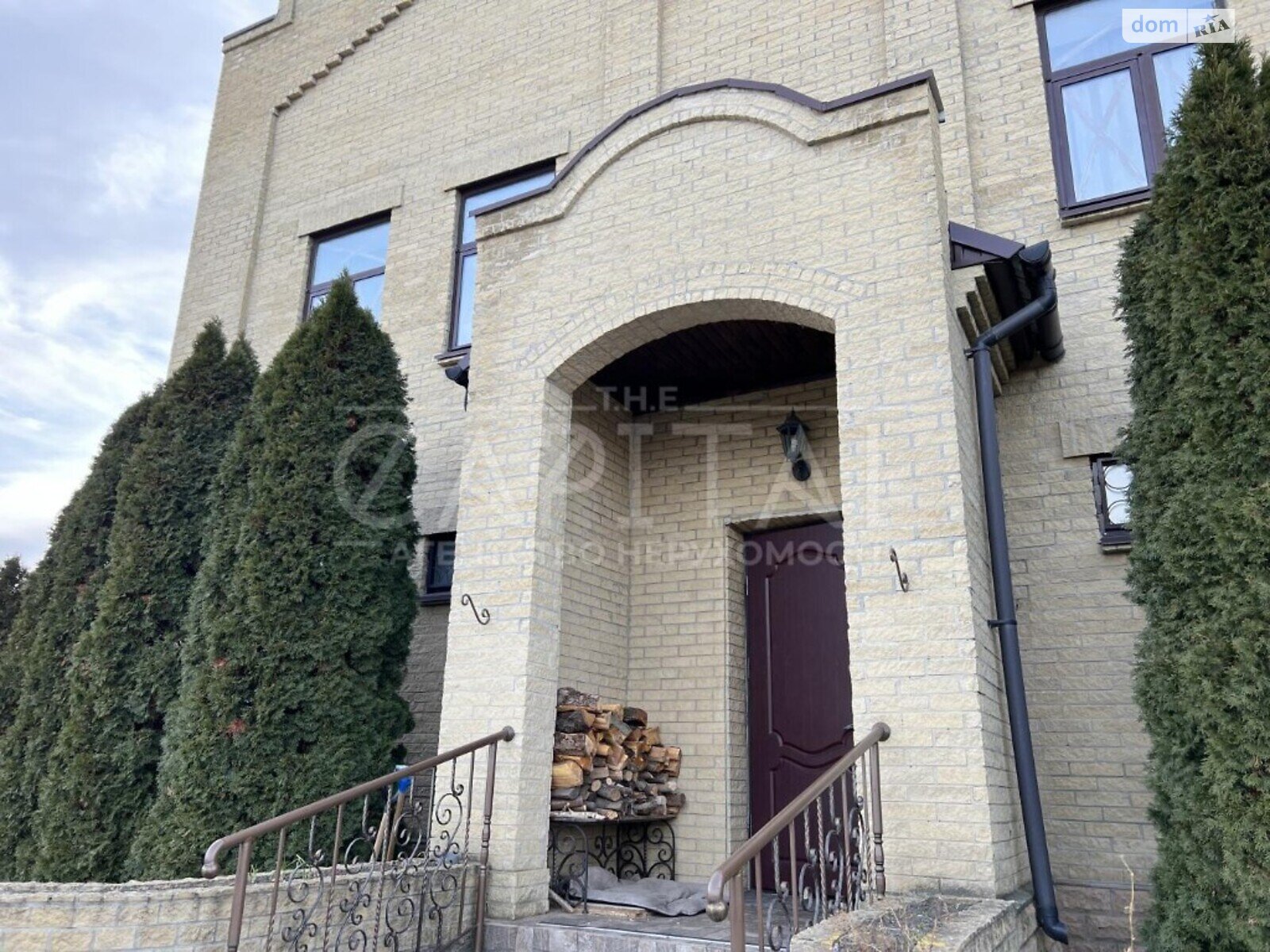 трехэтажный дом, 380 кв. м, кирпич. Продажа в Вишенки фото 1 трехэтажный дом, 380 кв. м, кирпич. Продажа в Вишенки фото 1