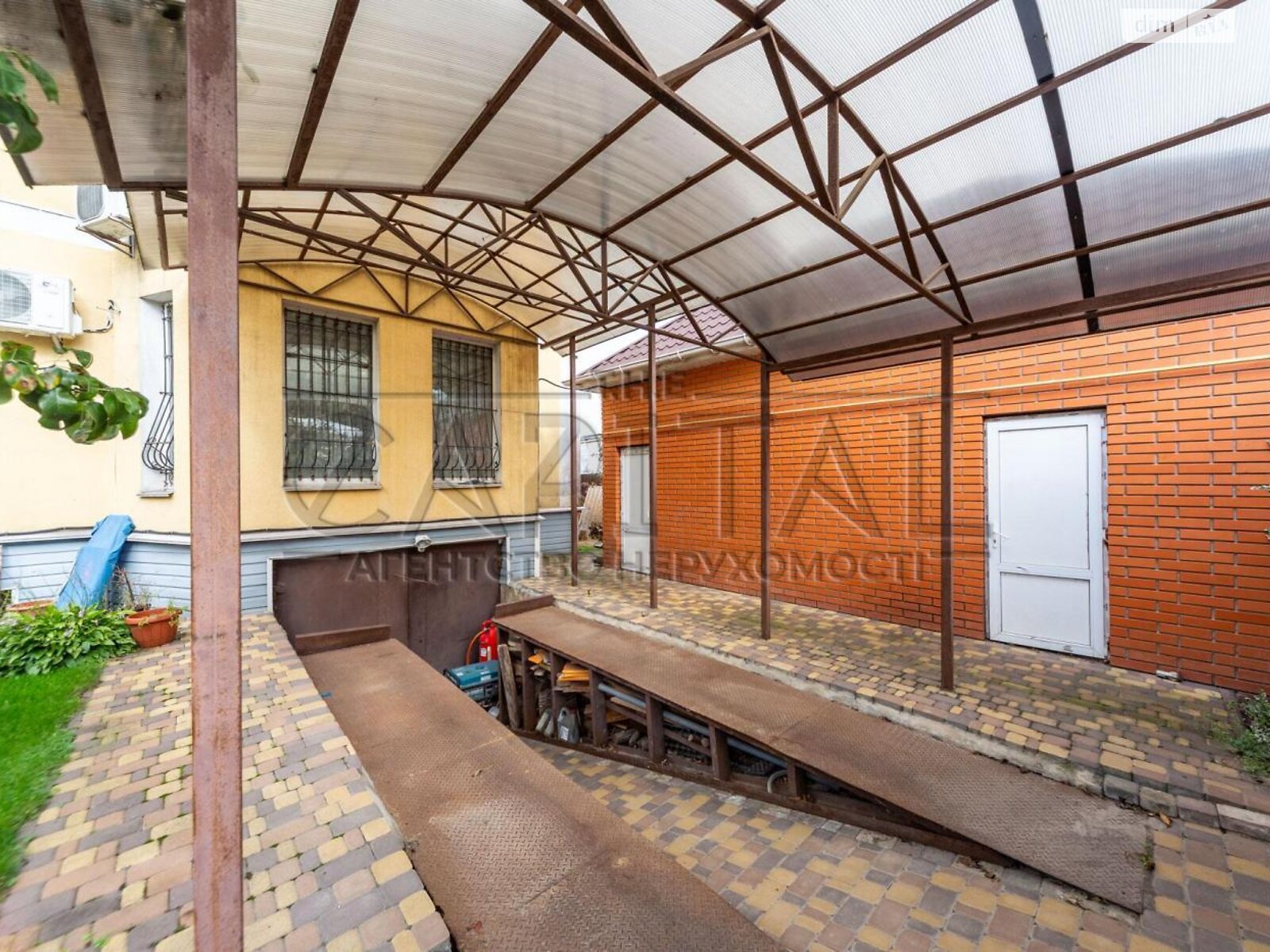 двоповерховий будинок з гаражем, 298 кв. м, кирпич. Продаж у Борисполі фото 1 двоповерховий будинок з гаражем, 298 кв. м, кирпич. Продаж у Борисполі фото 1