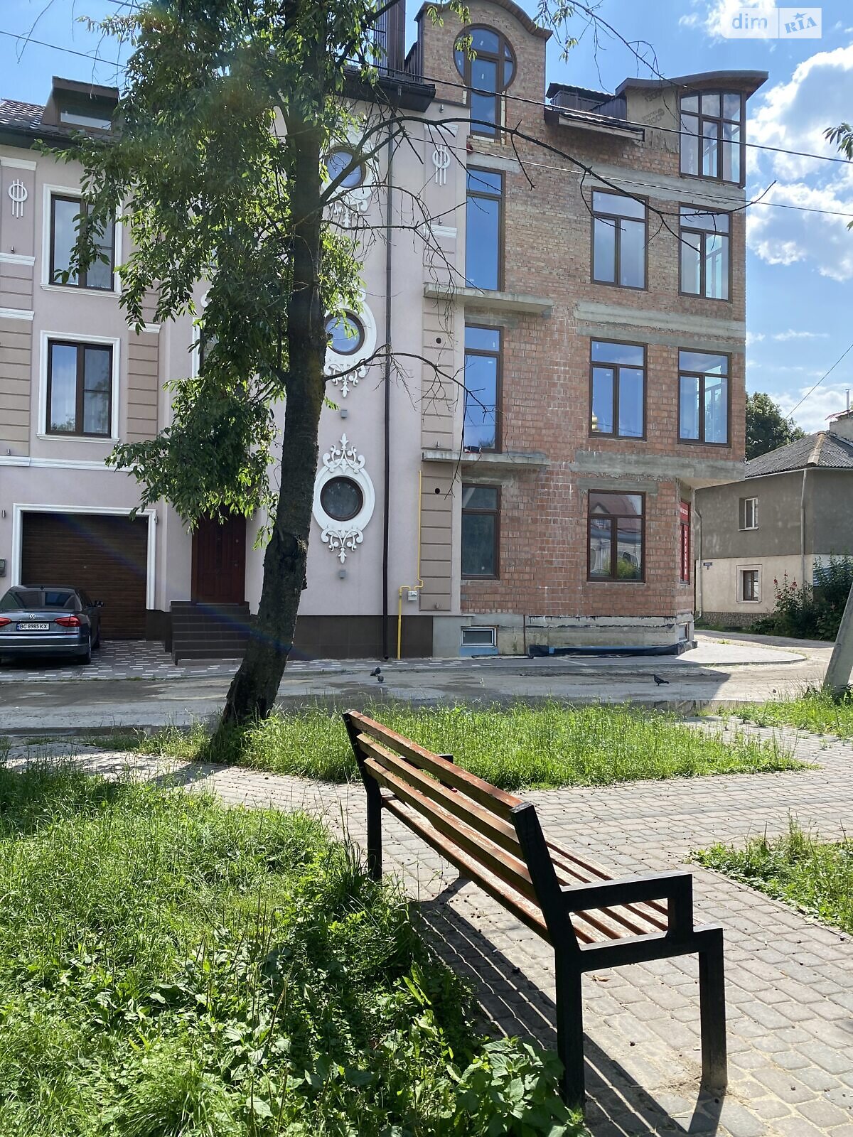 трехэтажный дом с гаражом, 225 кв. м, кирпич. Продажа в Бродах район Броды фото 1