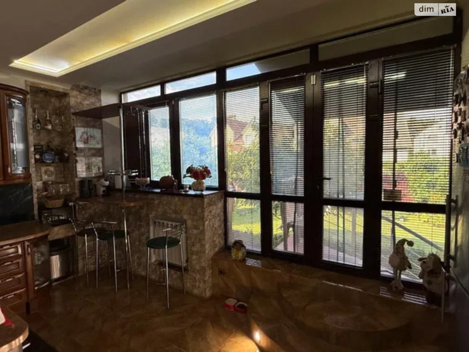 трехэтажный дом с гаражом, 390 кв. м, кирпич. Продажа в Броварах фото 1