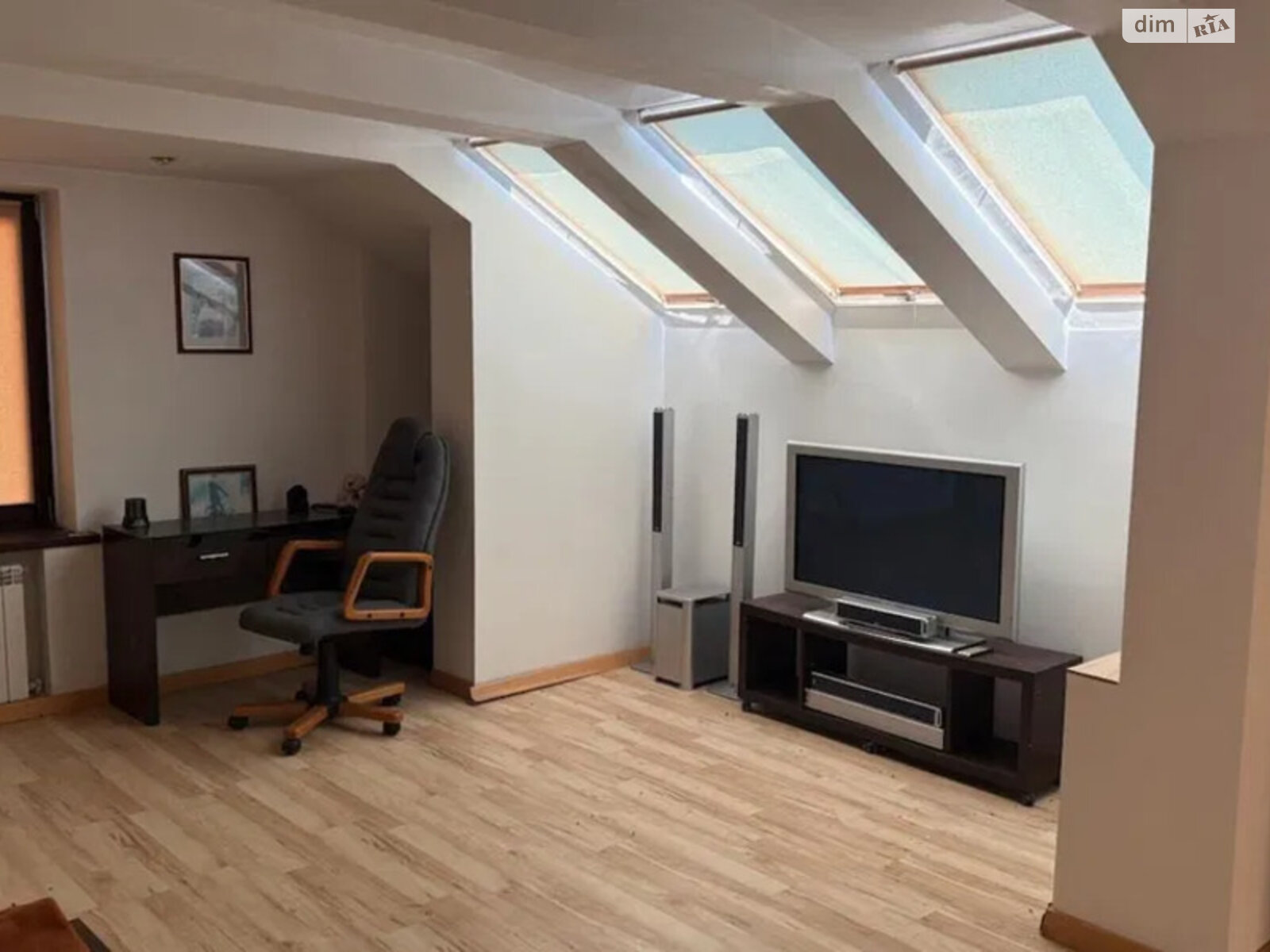 трехэтажный дом с гаражом, 390 кв. м, кирпич. Продажа в Броварах фото 1