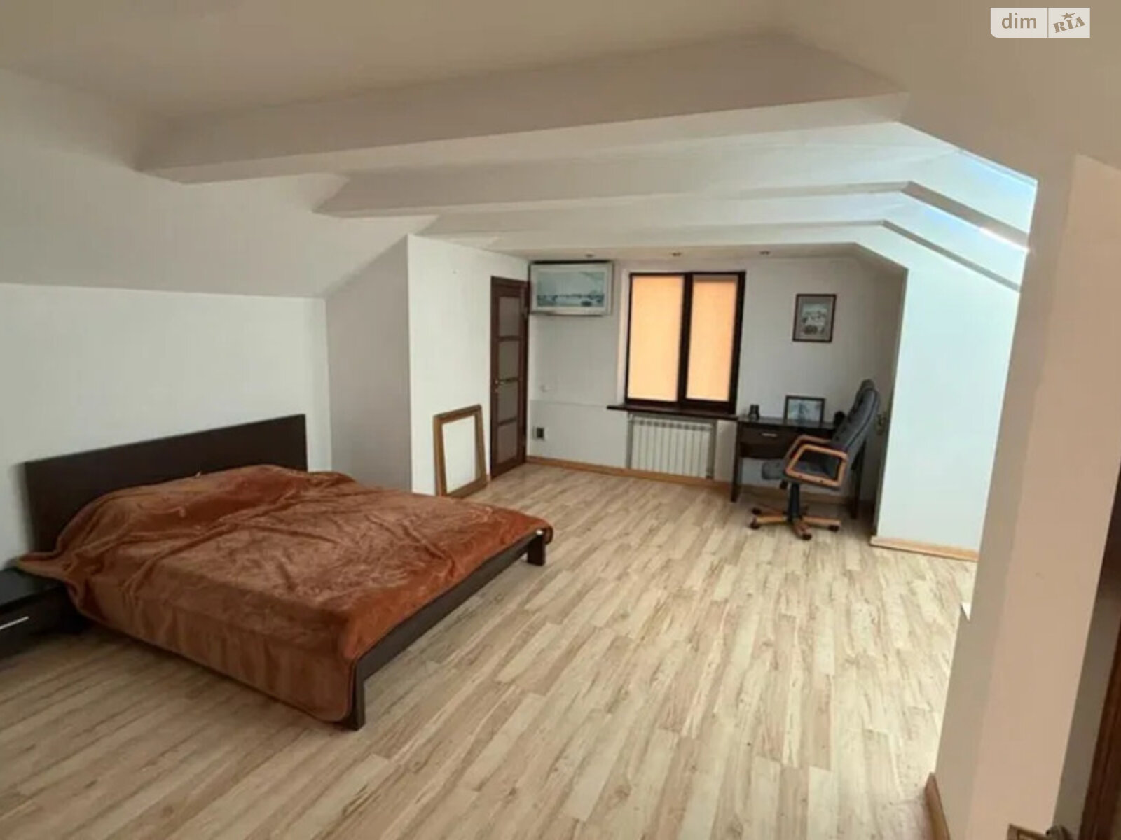 трехэтажный дом с гаражом, 390 кв. м, кирпич. Продажа в Броварах фото 1