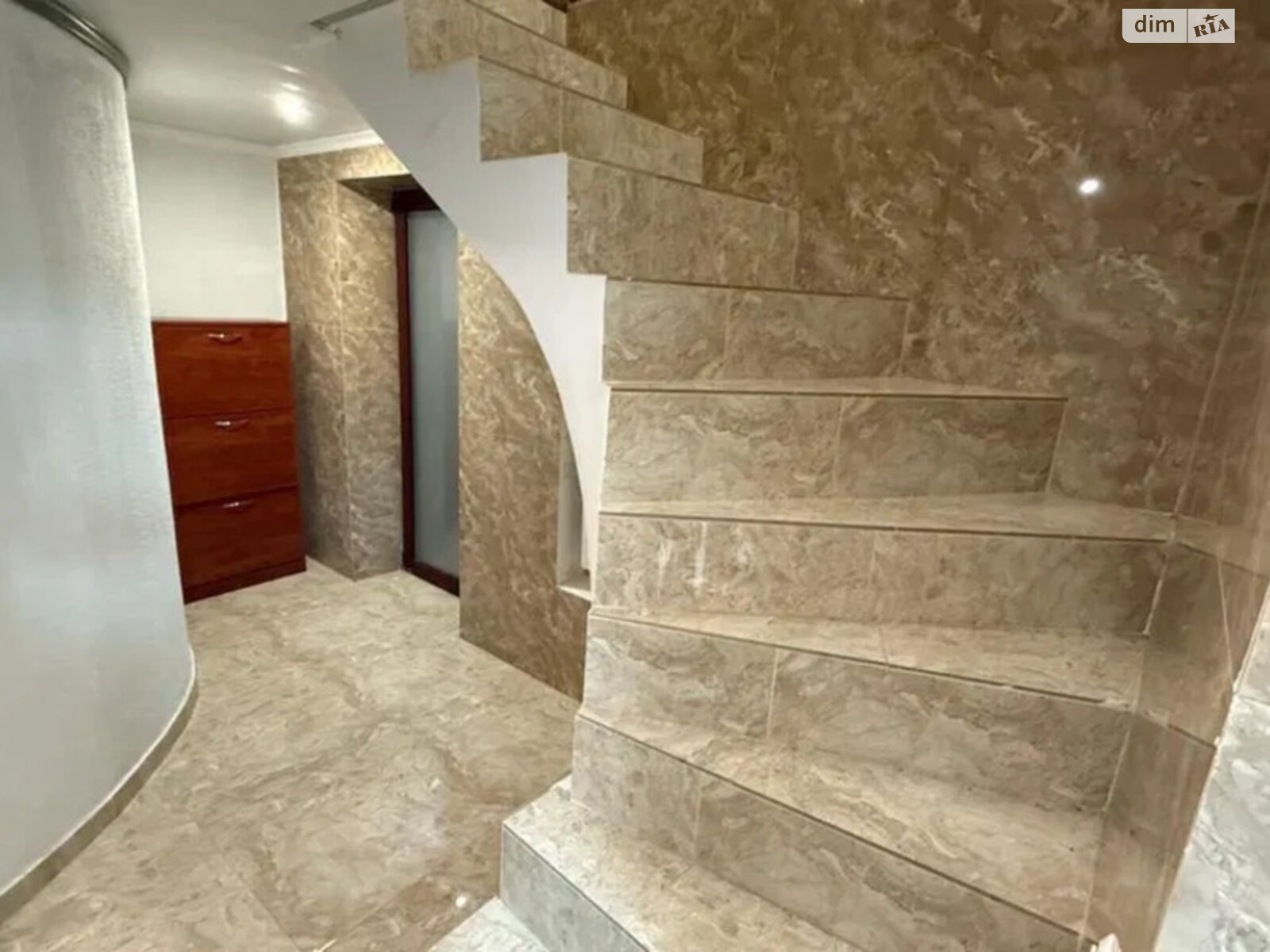 трехэтажный дом с гаражом, 390 кв. м, кирпич. Продажа в Броварах фото 1