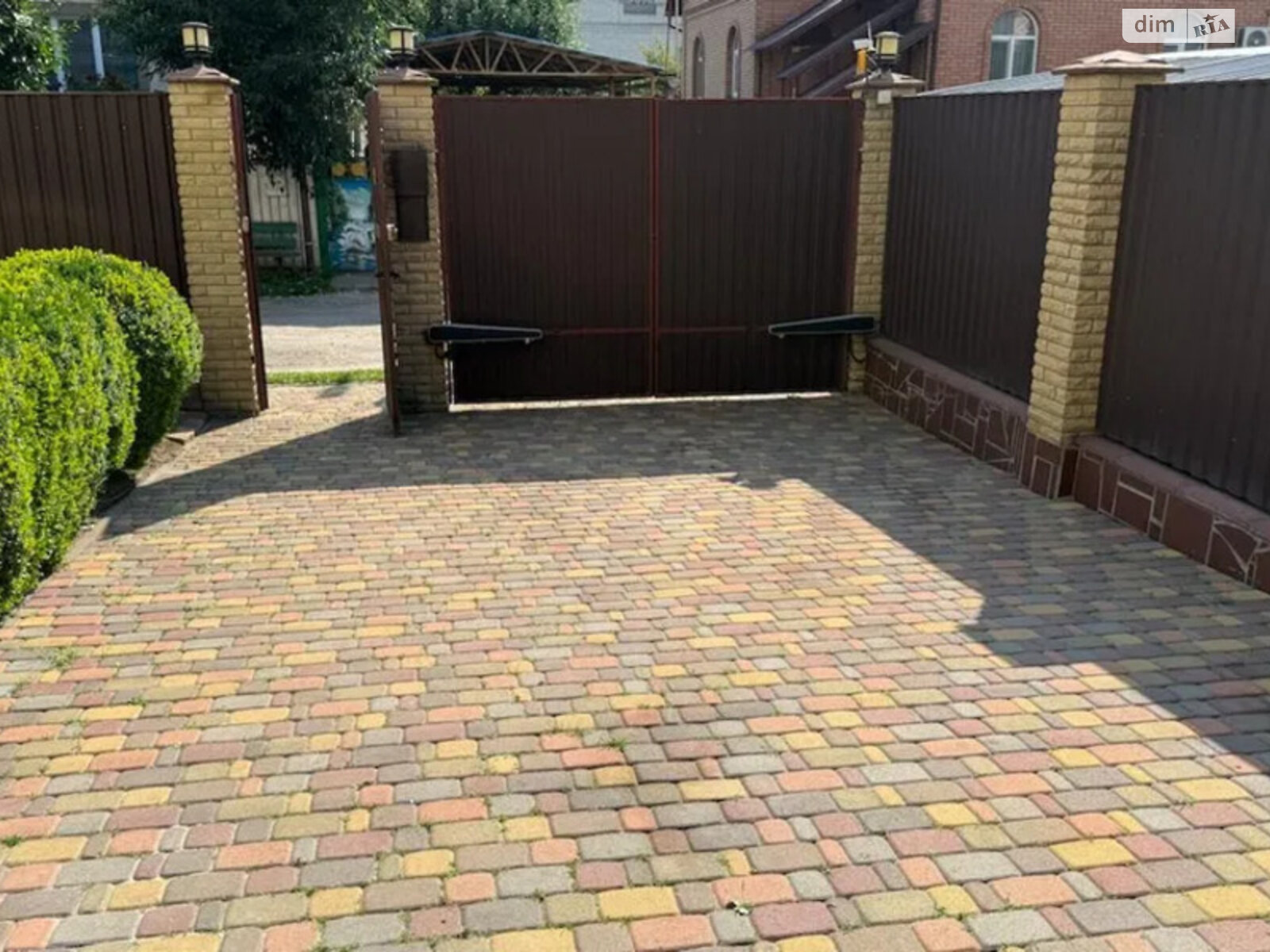 трехэтажный дом с гаражом, 390 кв. м, кирпич. Продажа в Броварах фото 1